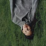 Een vrouw ligt op het gras – hoe ga je met de diagnose ADHD om?