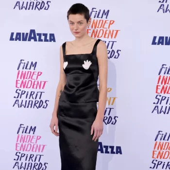 emma-corrin-combineert-surrealisme-met-de-klassieke-lbd-look-tijdens-de-independent-spirit-awards-287764