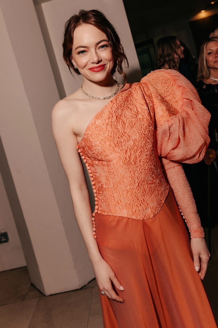 emma-stones-op-maat-gemaakte-baftas-jurk-kostte-450-uur-om-te-perfectioneren-286700