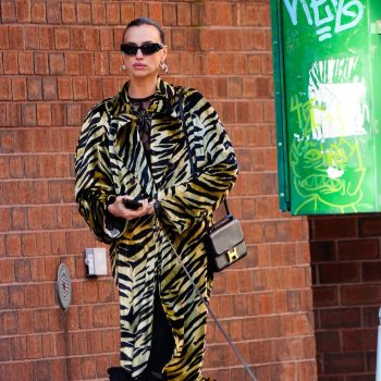 irina-shayk-combineert-haar-tijgerprint-trenchcoat-met-wel-heel-onverwachte-schoenen-285688