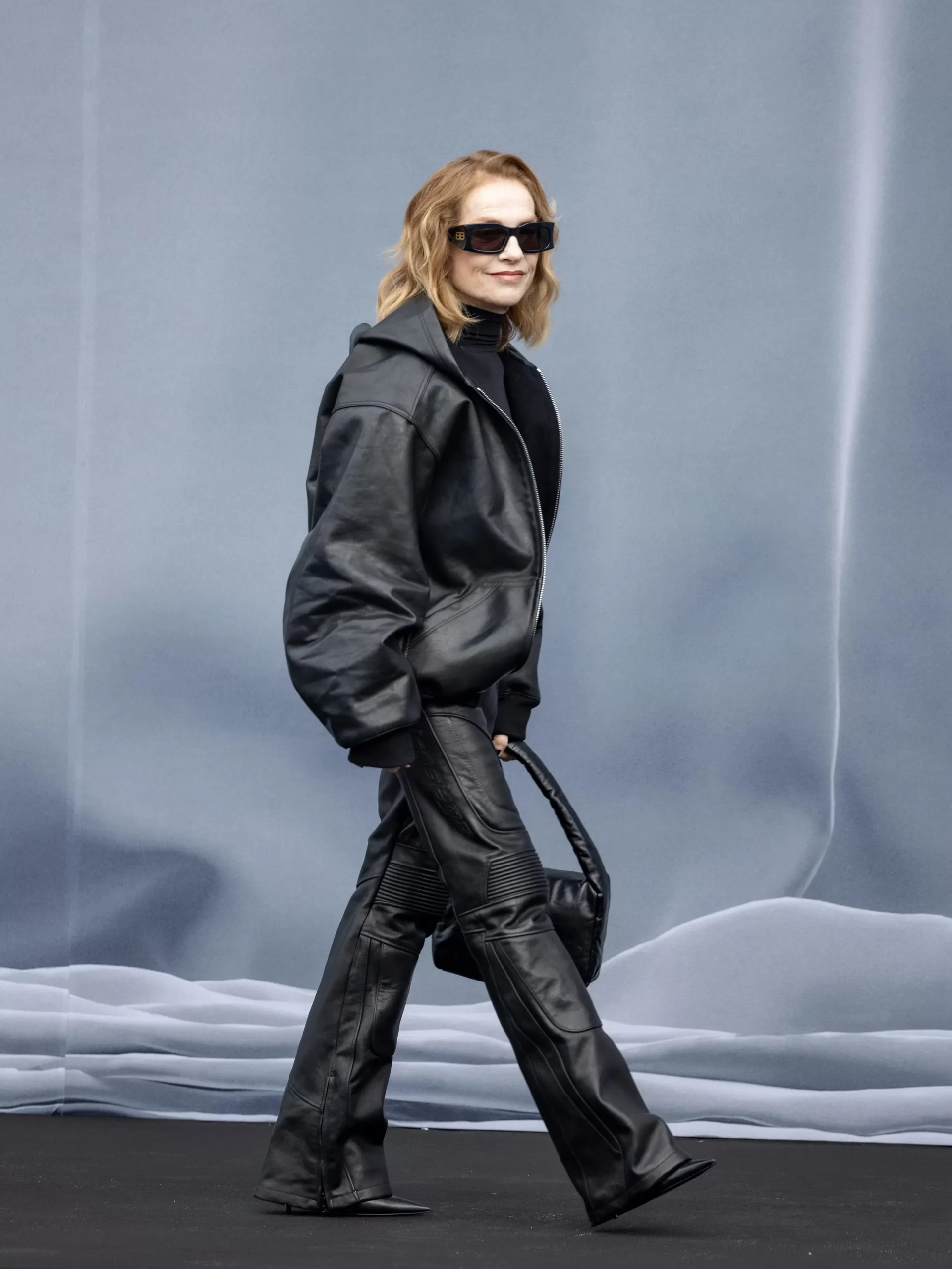 Isabelle Huppert is een van de beroemdheden bij Paris Fashion Week herfst/winter 2024