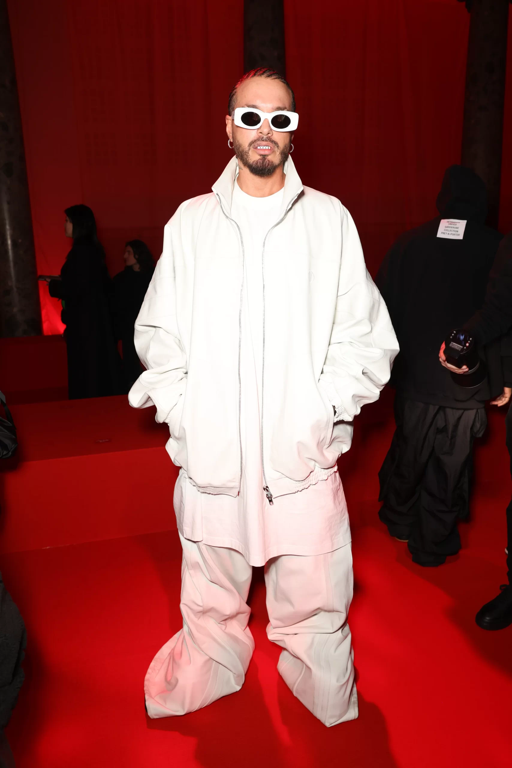 J Balvin is een van de beroemdheden bij Paris Fashion Week herfst/winter 2024