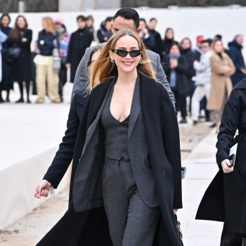 jennifer-lawrence-draagt-een-risky-businesslook-naar-de-dior-show-in-parijs-287986