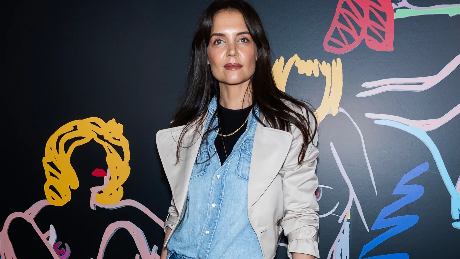 Katie Holmes geeft eigen (kleurrijke) twist aan double denim