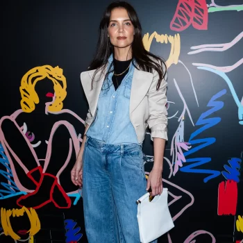 katie-holmes-geeft-eigen-kleurrijke-twist-aan-double-denim-285958