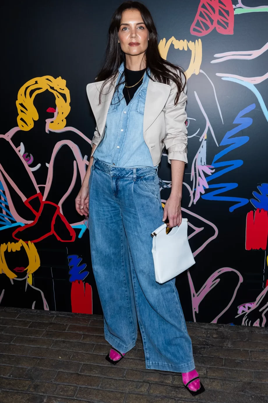 katie-holmes-geeft-eigen-kleurrijke-twist-aan-double-denim-285958