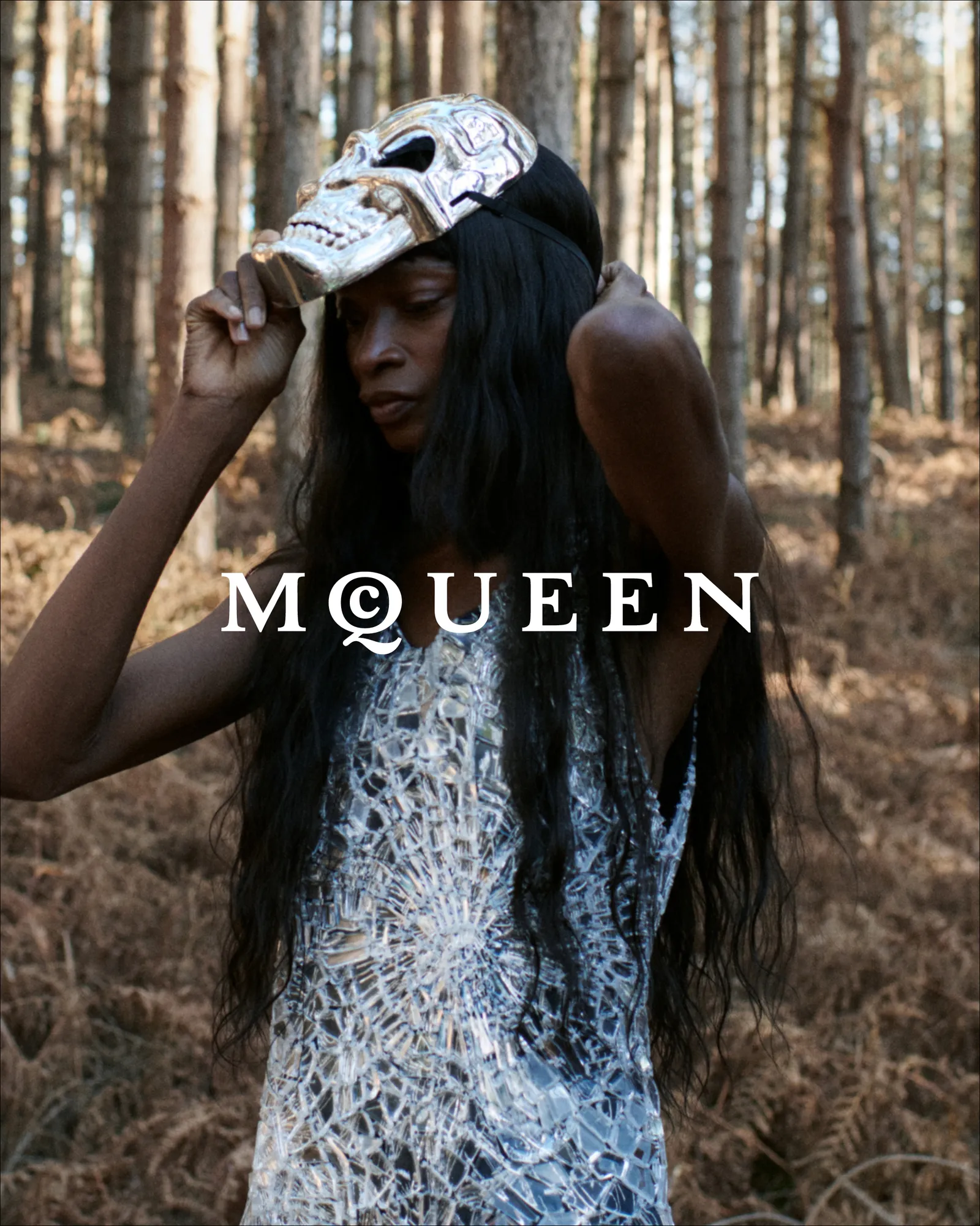 Een campagnebeeld van Sean McGirr bij McQueen