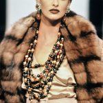 De 'mob wife' met bont op de catwalk bij Dior