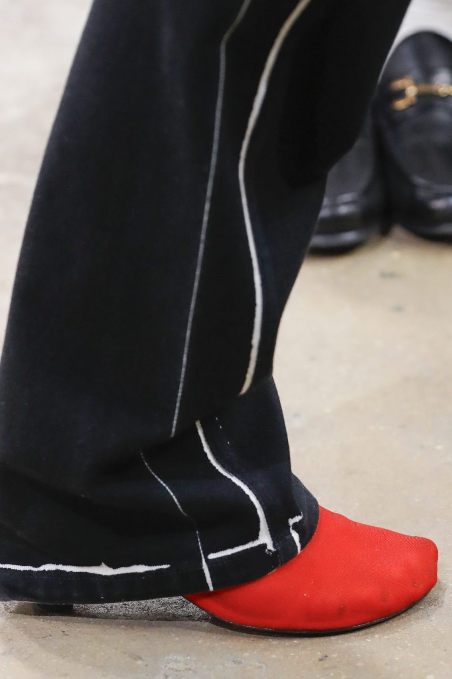 rode-schoenen-zijn-onze-nieuwe-favoriete-schoenentrend-en-ook-die-van-hailey-bieber-287048