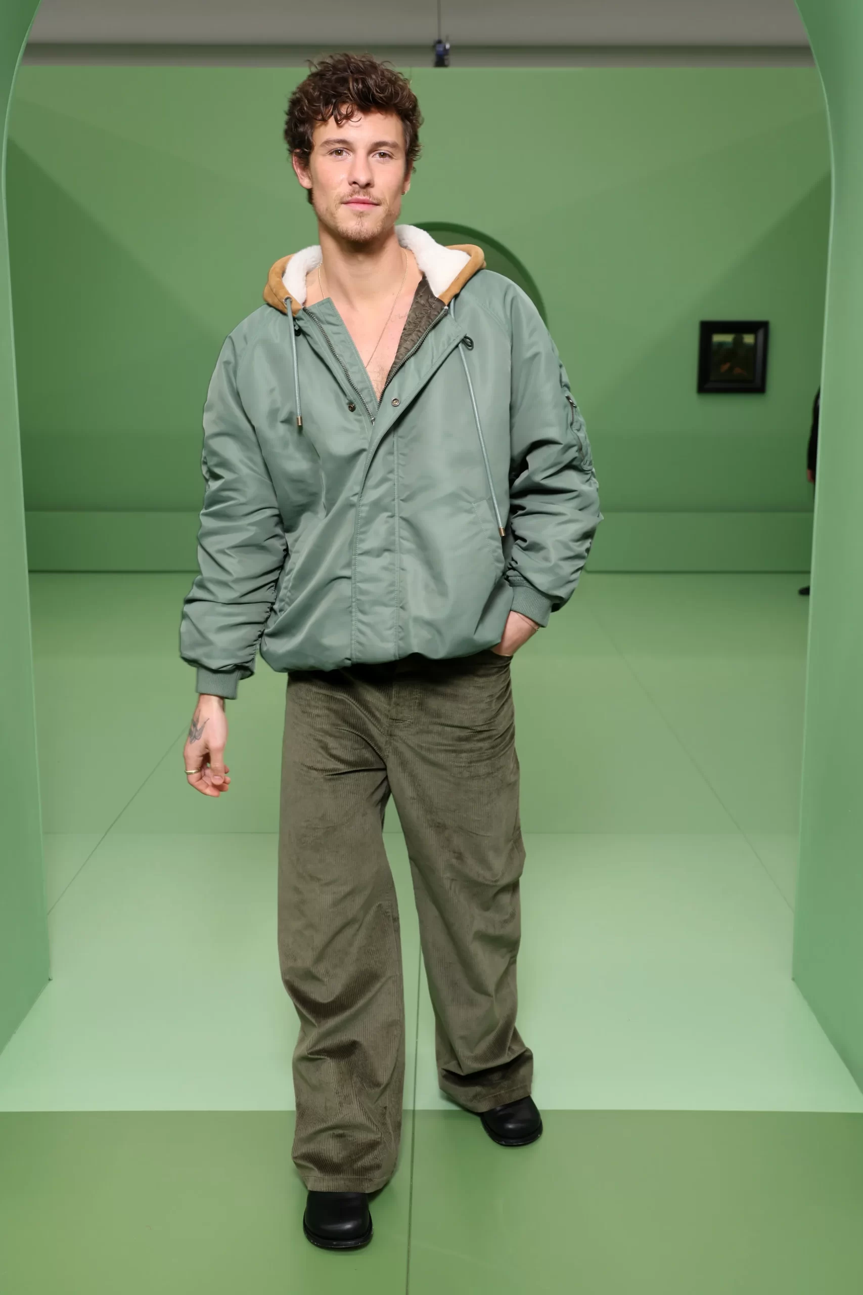 Shawn Mendes is een van de beroemdheden bij Paris Fashion Week herfst/winter 2024