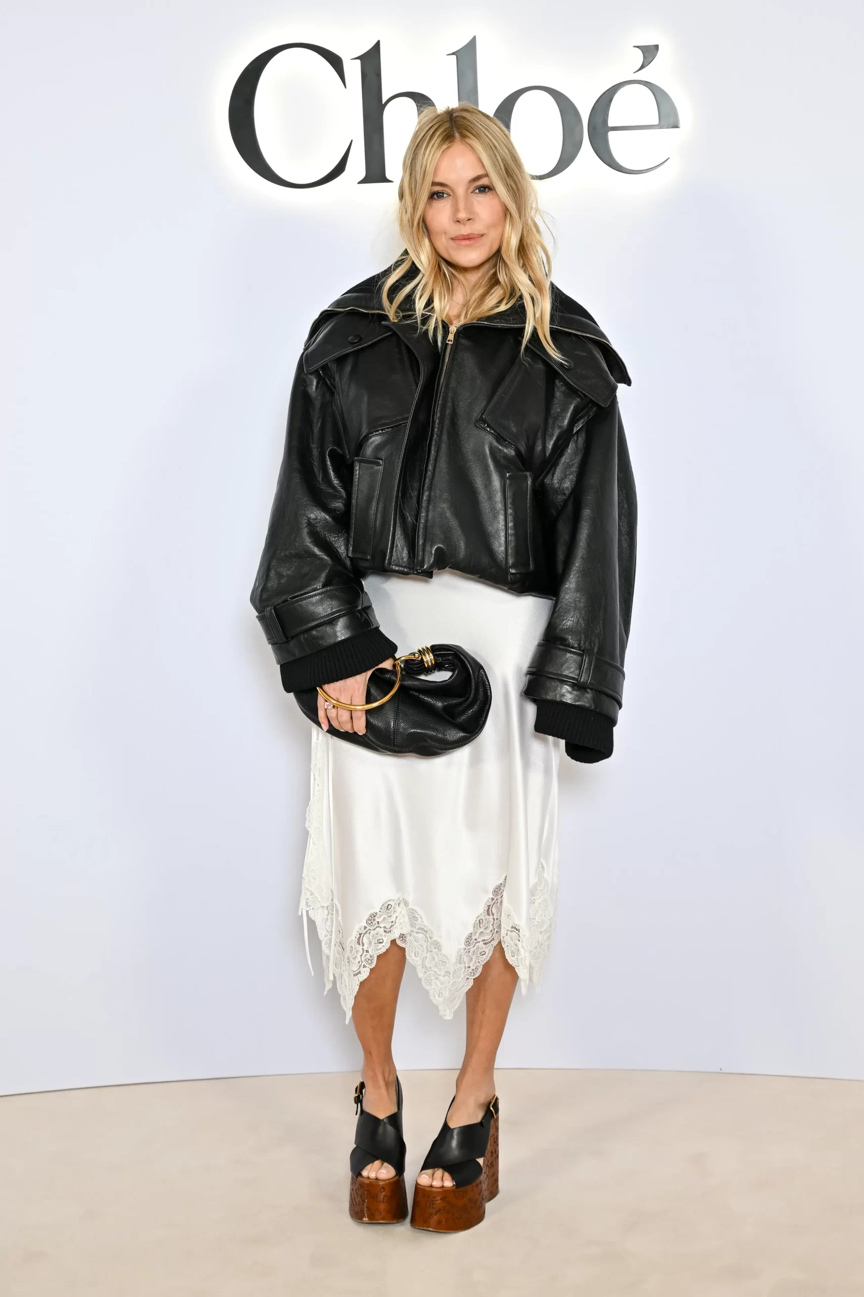 Sienna Miller is een van de beroemdheden bij Paris Fashion Week herfst/winter 2024