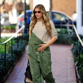 sofia-richie-grainges-eerste-zwangerschapslook-hint-op-een-complete-verandering-van-haar-stijl-284589