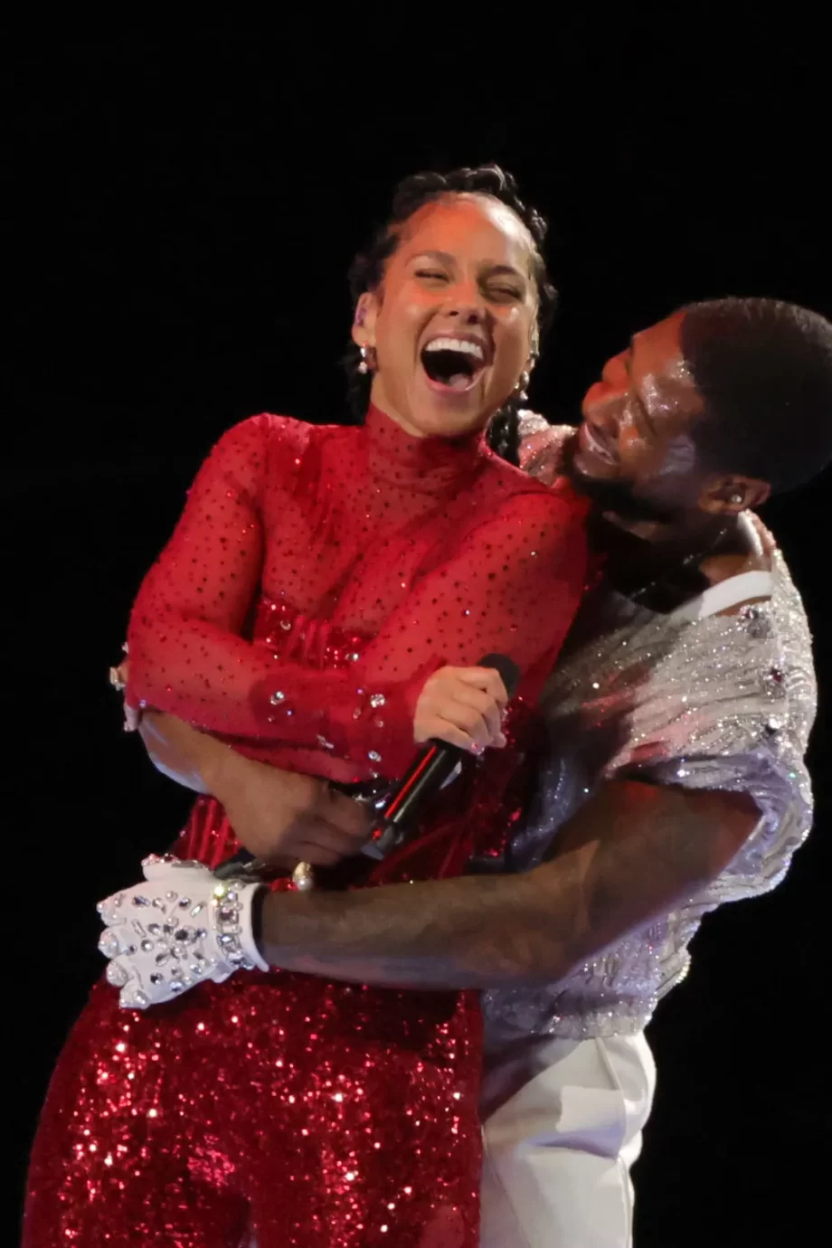 verrassing-alicia-keys-stapt-samen-met-usher-op-het-podium-tijdens-de-super-bowl-285869