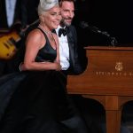 Lady Gaga en Bradley Cooper zingen samen het nummer Shallow tijdens hun Oscar-optreden
