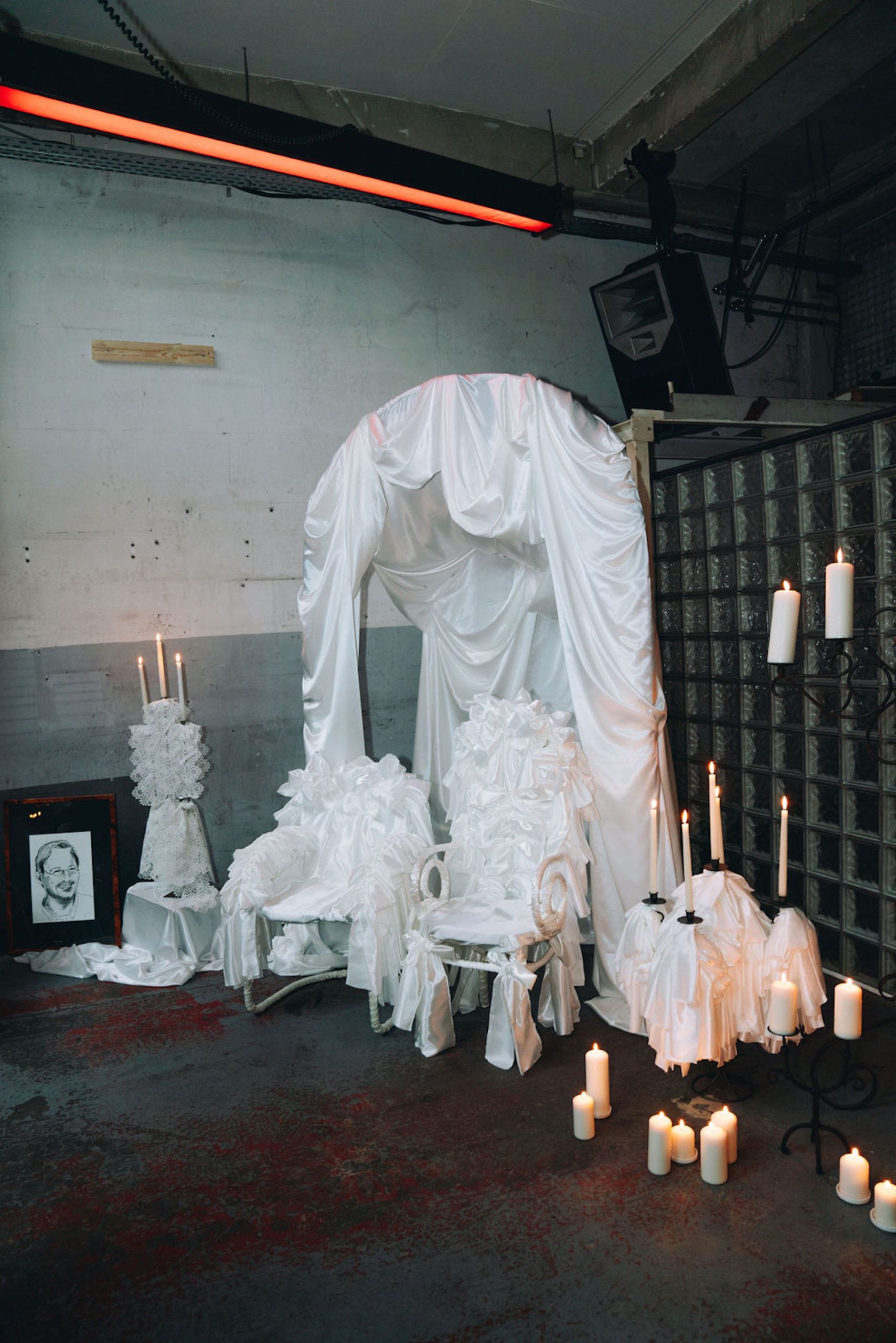 De bruiloft van Erin en Joey in de stijl van Vivienne Westwood