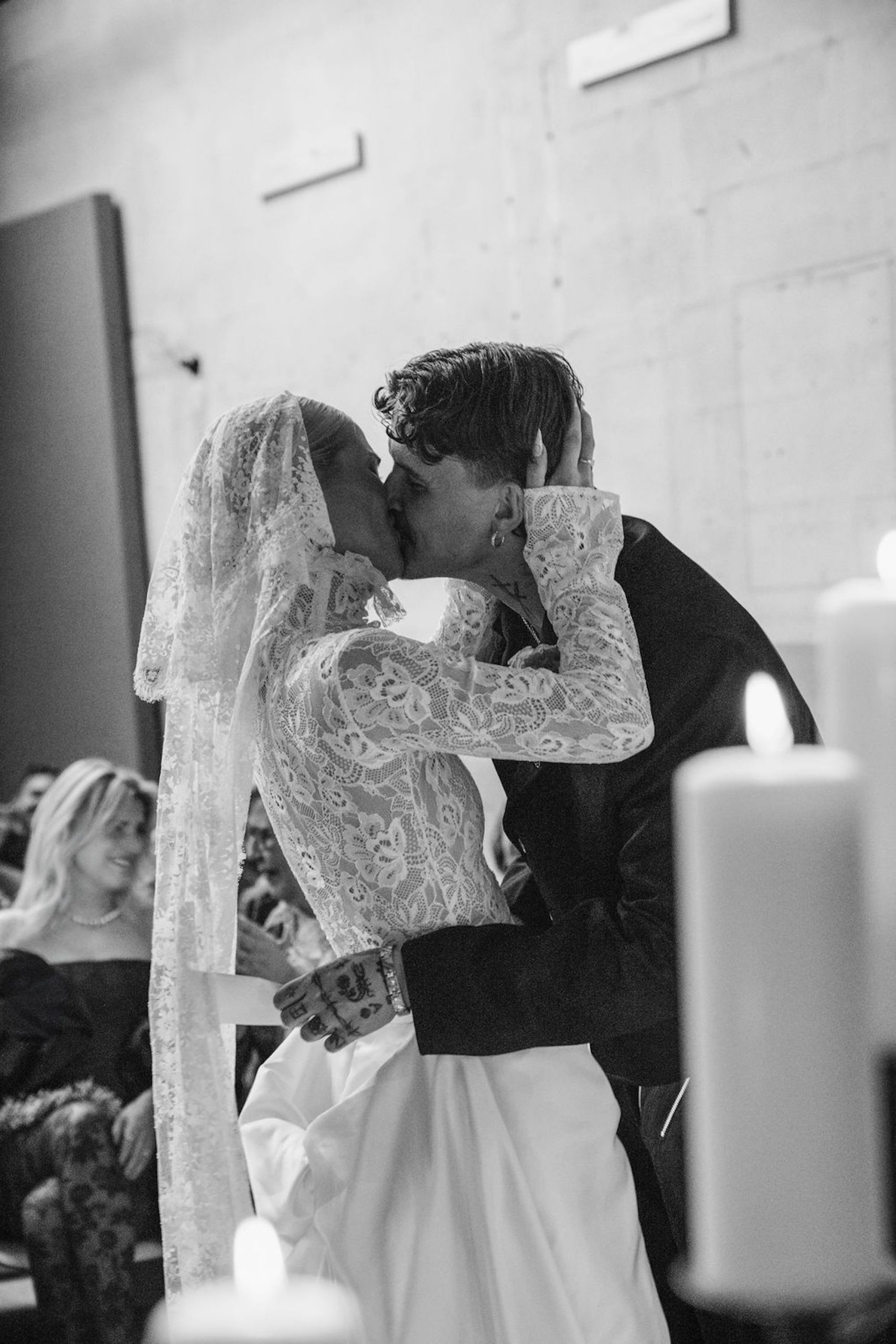 De bruiloft van Erin en Joey in de stijl van Vivienne Westwood