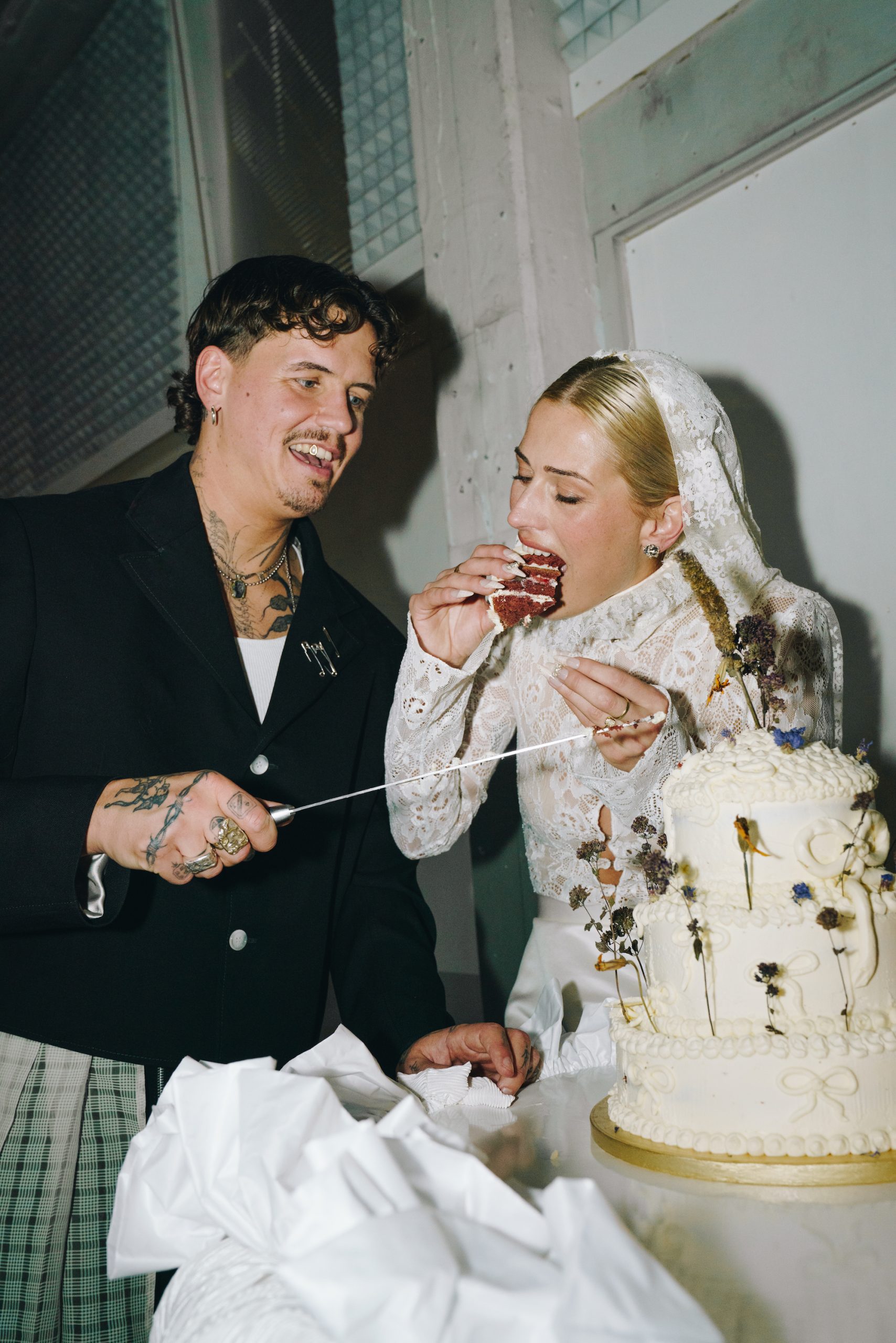 De bruiloft van Erin en Joey in de stijl van Vivienne Westwood