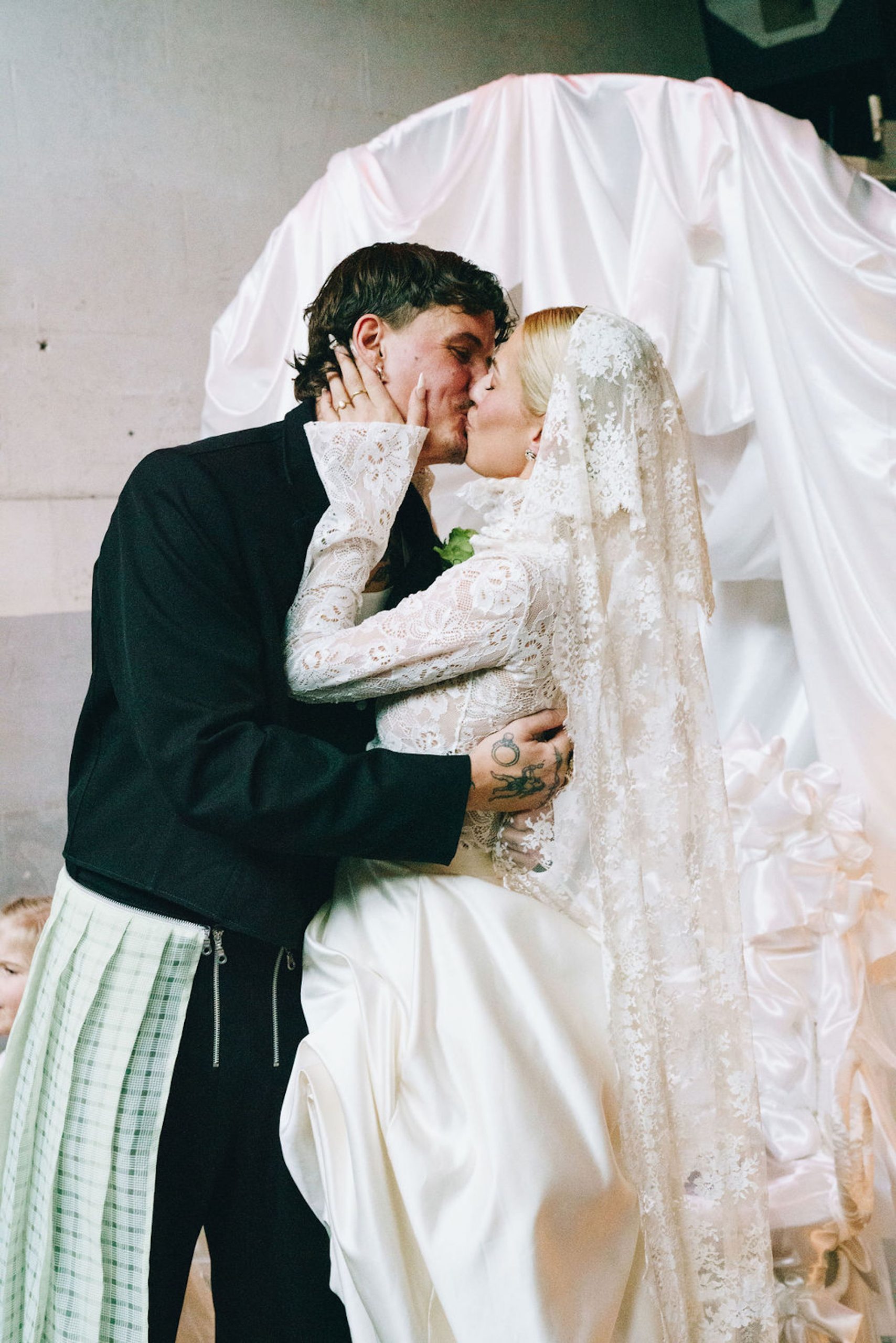 De bruiloft van Erin en Joey in de stijl van Vivienne Westwood