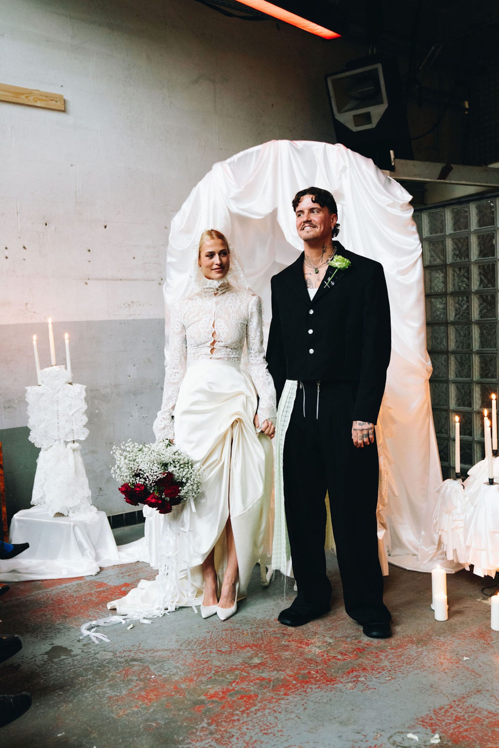 De bruiloft van Erin en Joey in de stijl van Vivienne Westwood