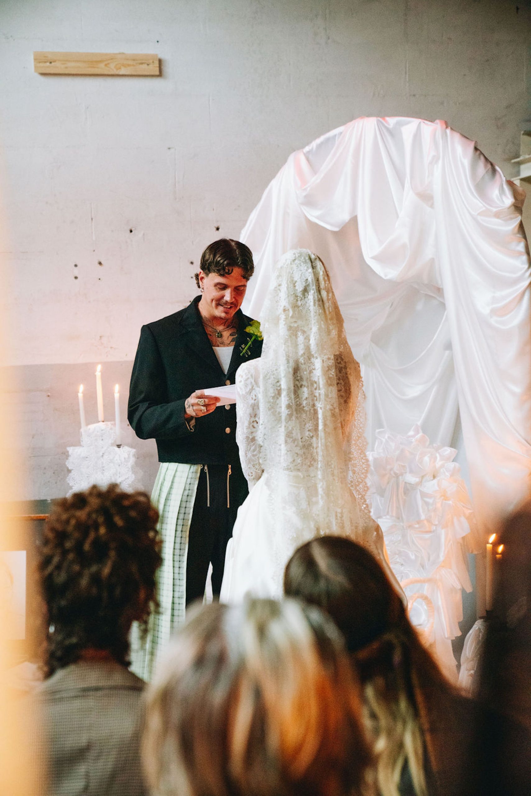 De bruiloft van Erin en Joey in de stijl van Vivienne Westwood