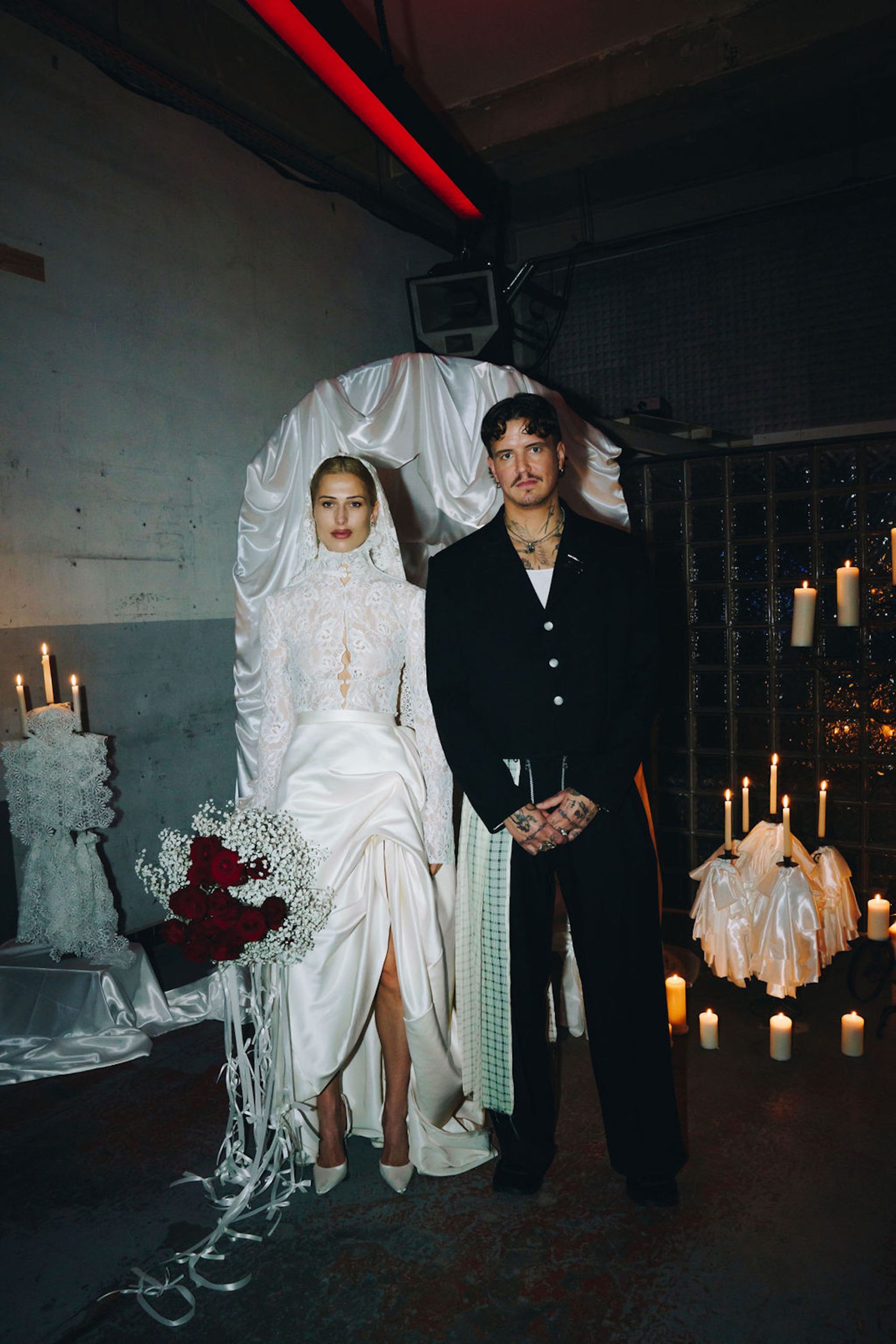 De bruiloft van Erin en Joey in de stijl van Vivienne Westwood