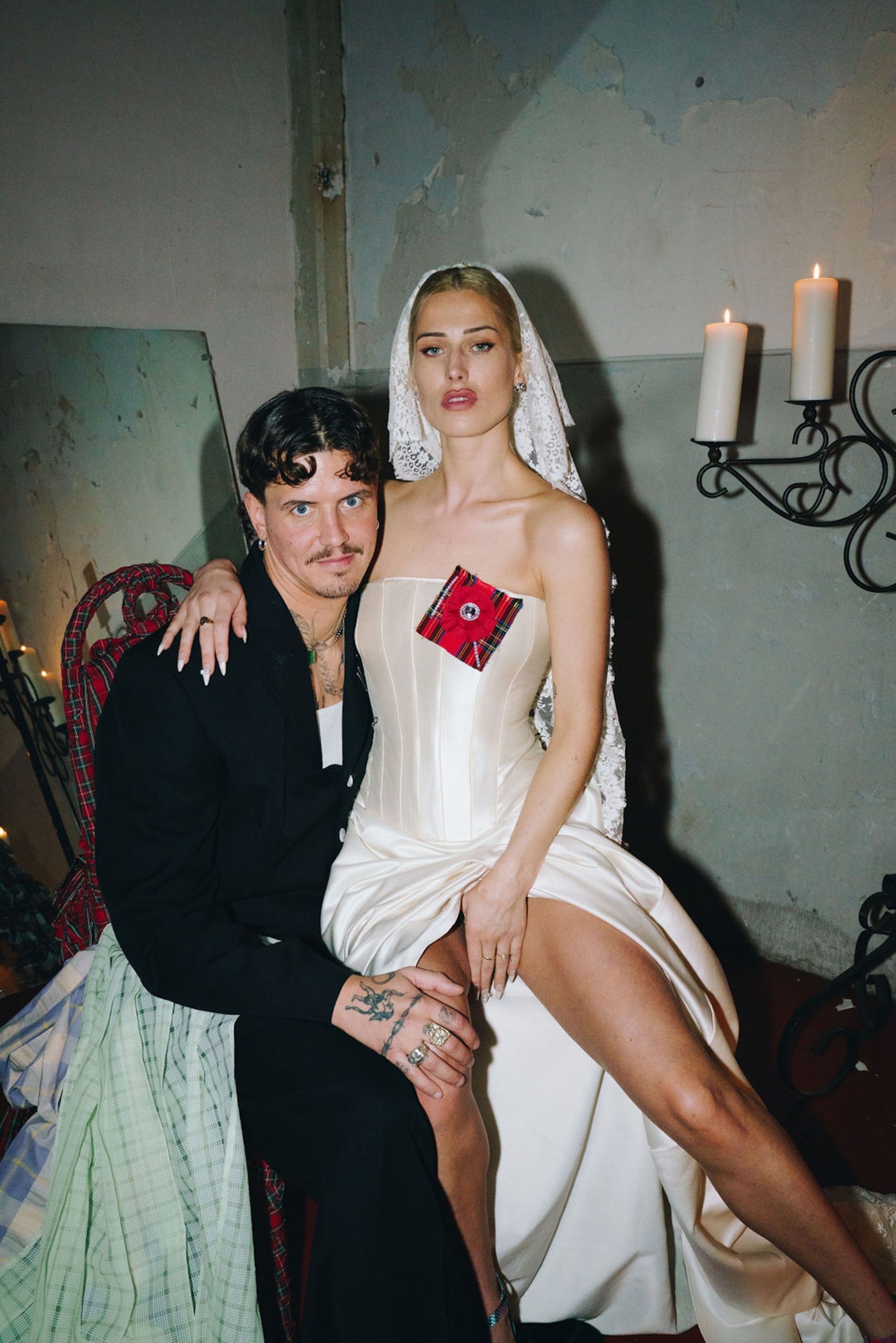 De bruiloft van Erin en Joey in de stijl van Vivienne Westwood