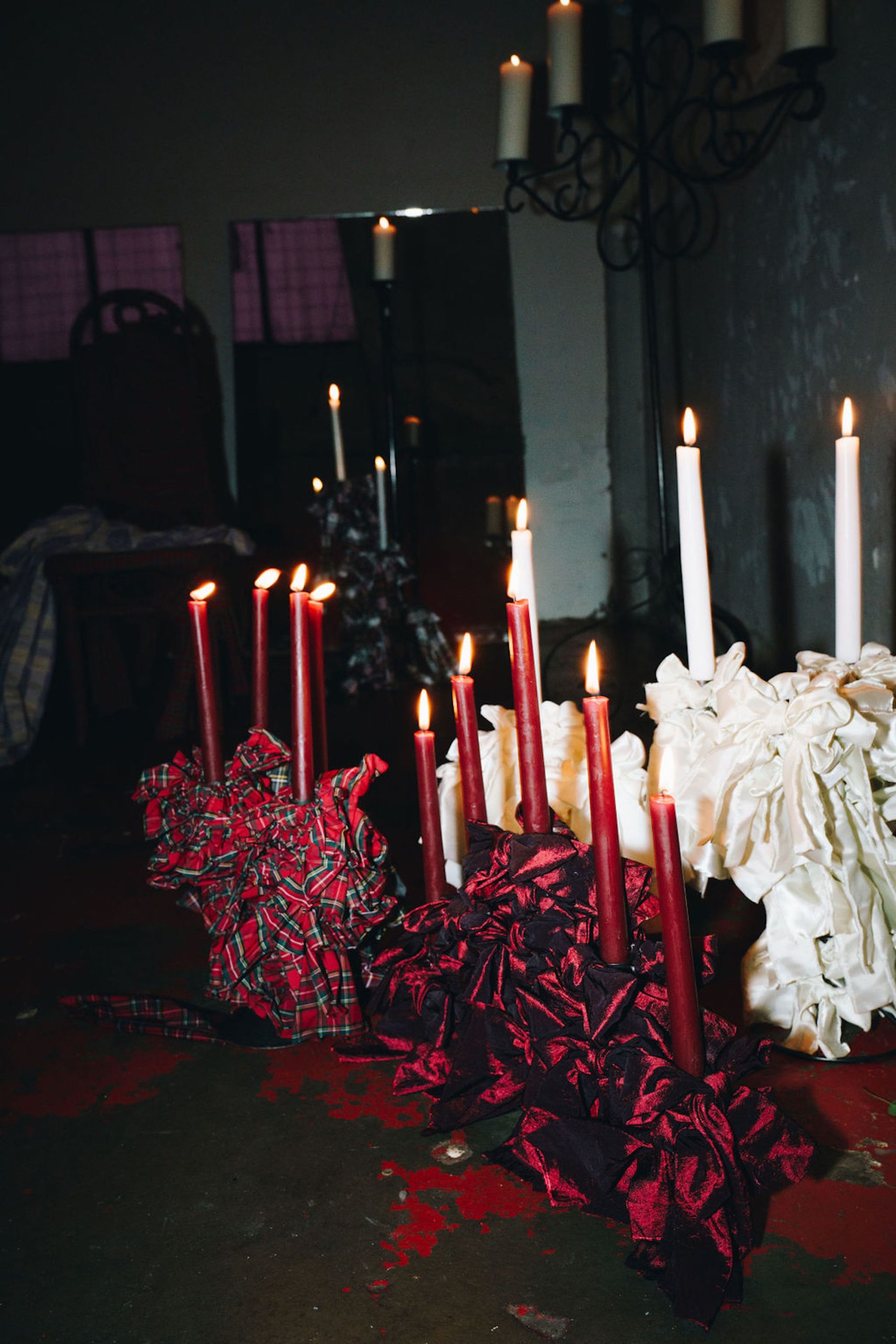 De kaarsen en aankleding op het huwelijksfeest van Erin en Joey