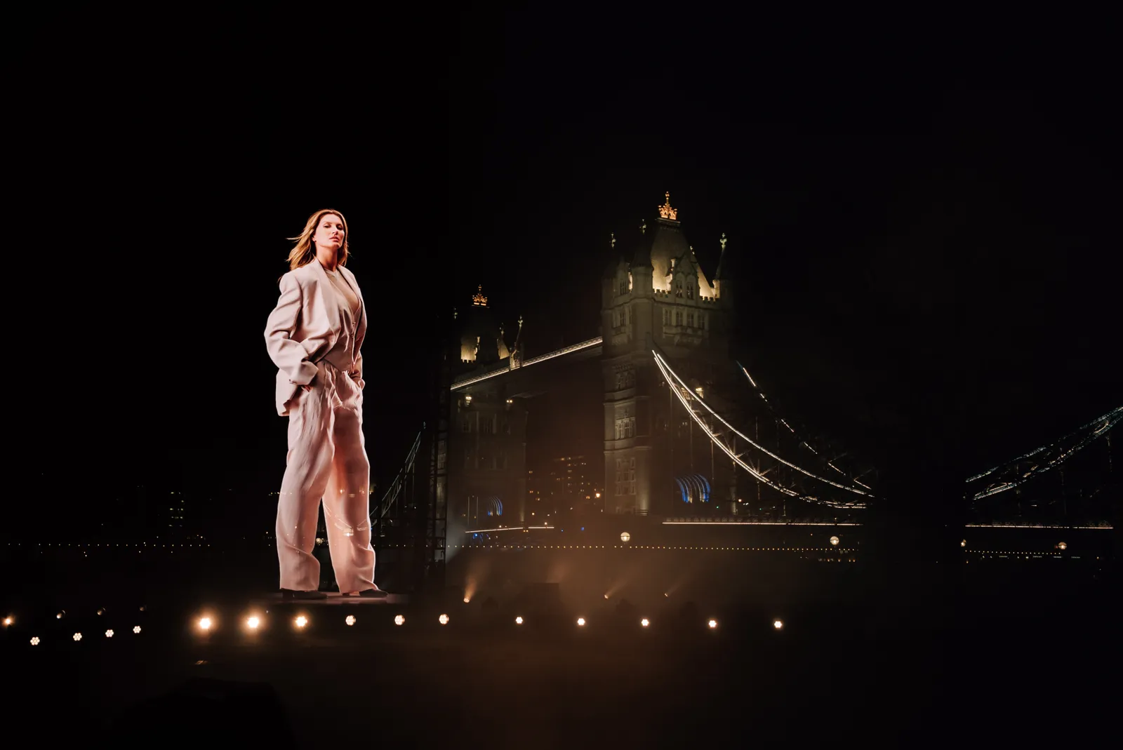 Een hologram van Gisele Bündchen afgebeeld naast de Tower Bridge in Londen voor de aftrap van de Boss lente/zomer 2024-campagne.