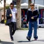 Modebewuste formule 1 coureurs onderweg naar hun training.