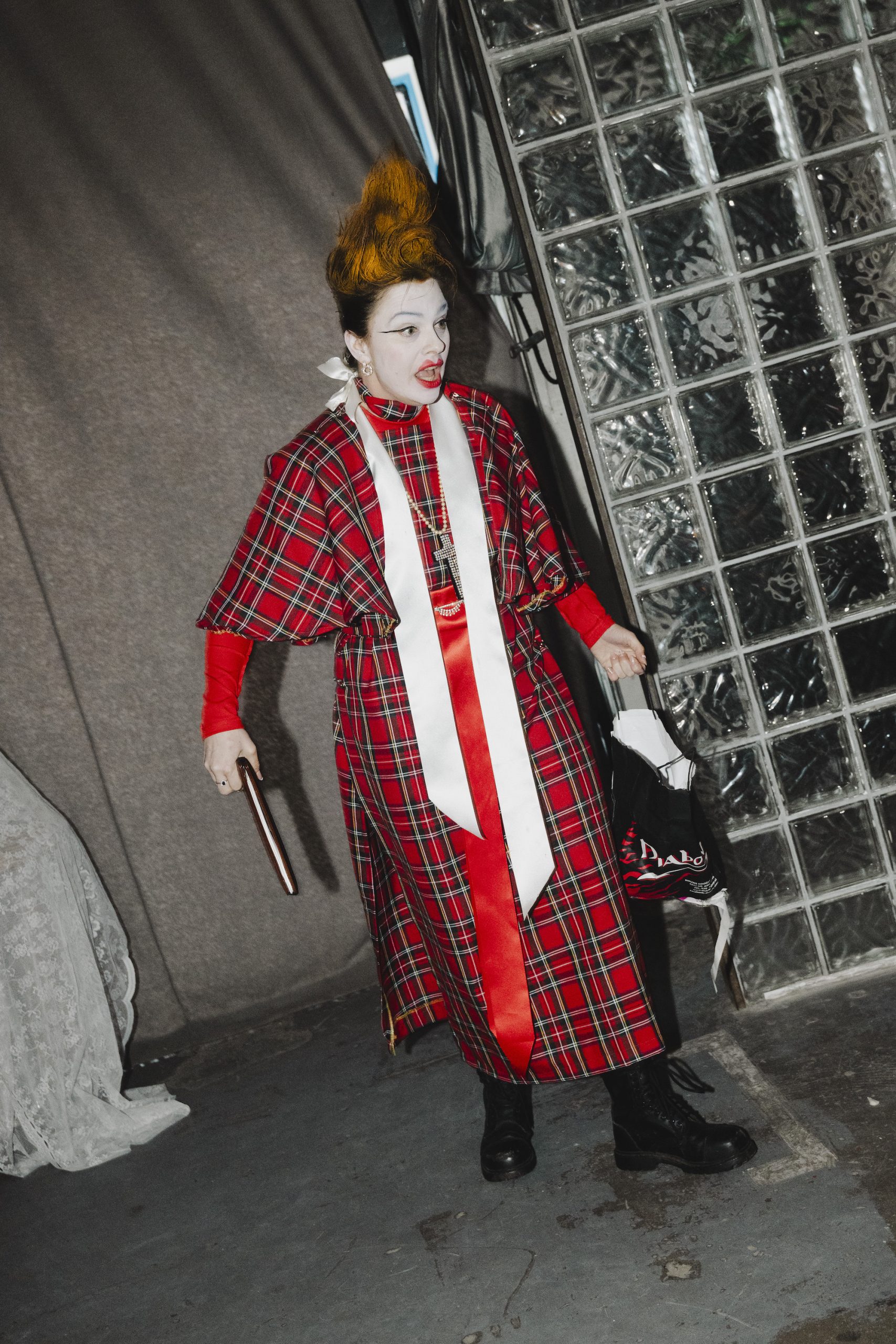 De bruiloft van Erin en Joey in de stijl van Vivienne Westwood