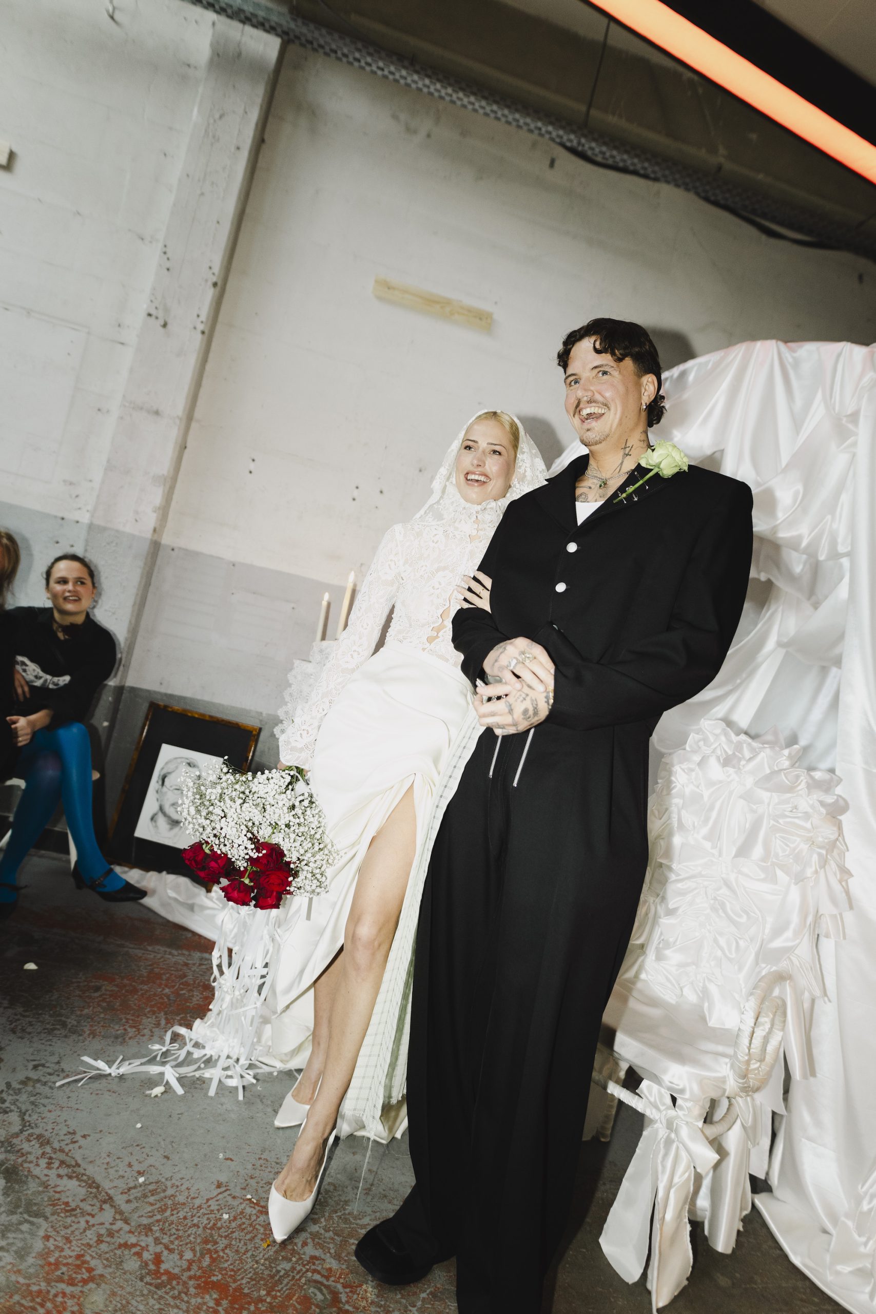 De bruiloft van Erin en Joey in de stijl van Vivienne Westwood