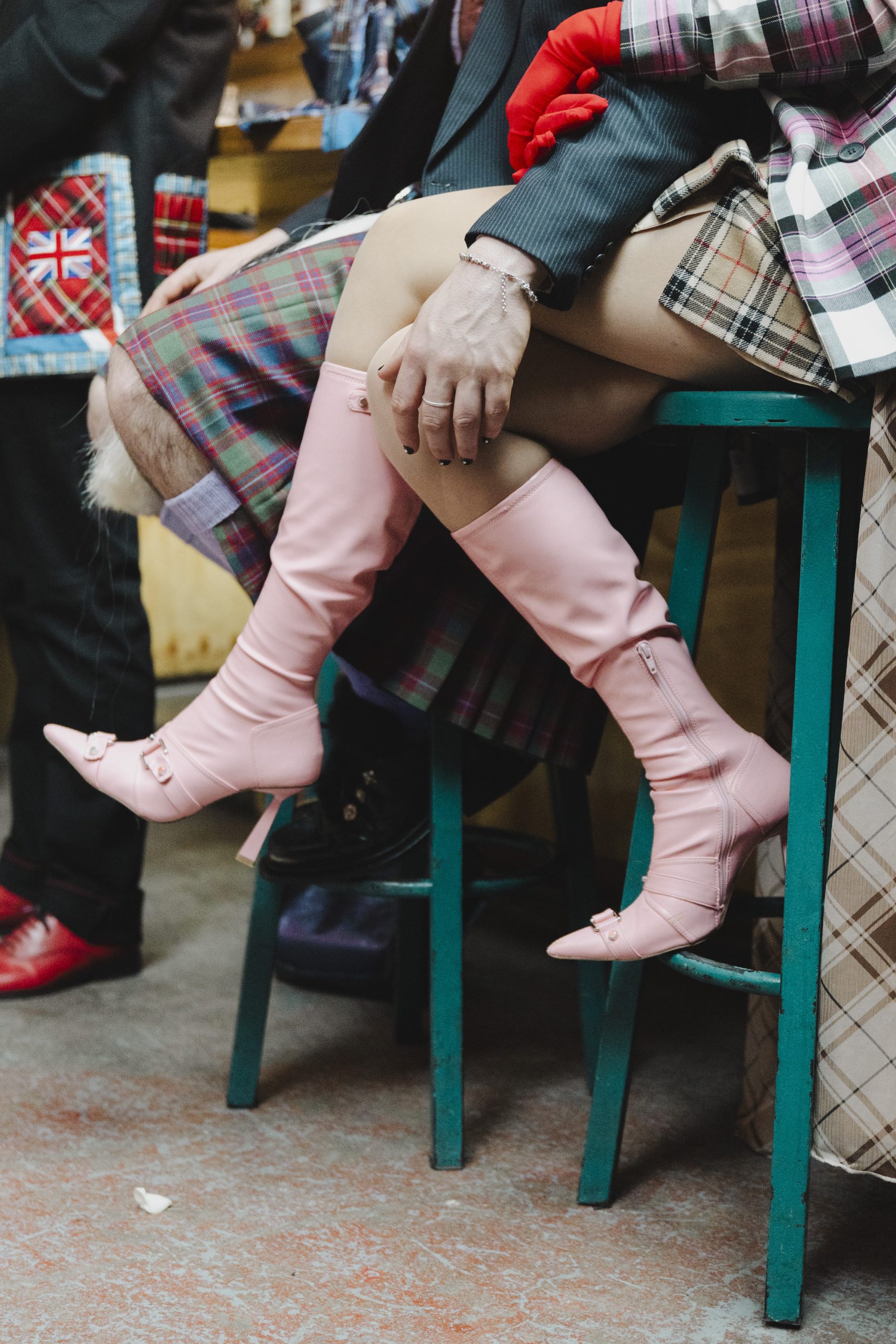Schoenen van gasten op het huwelijksfeest van Erin en Joey