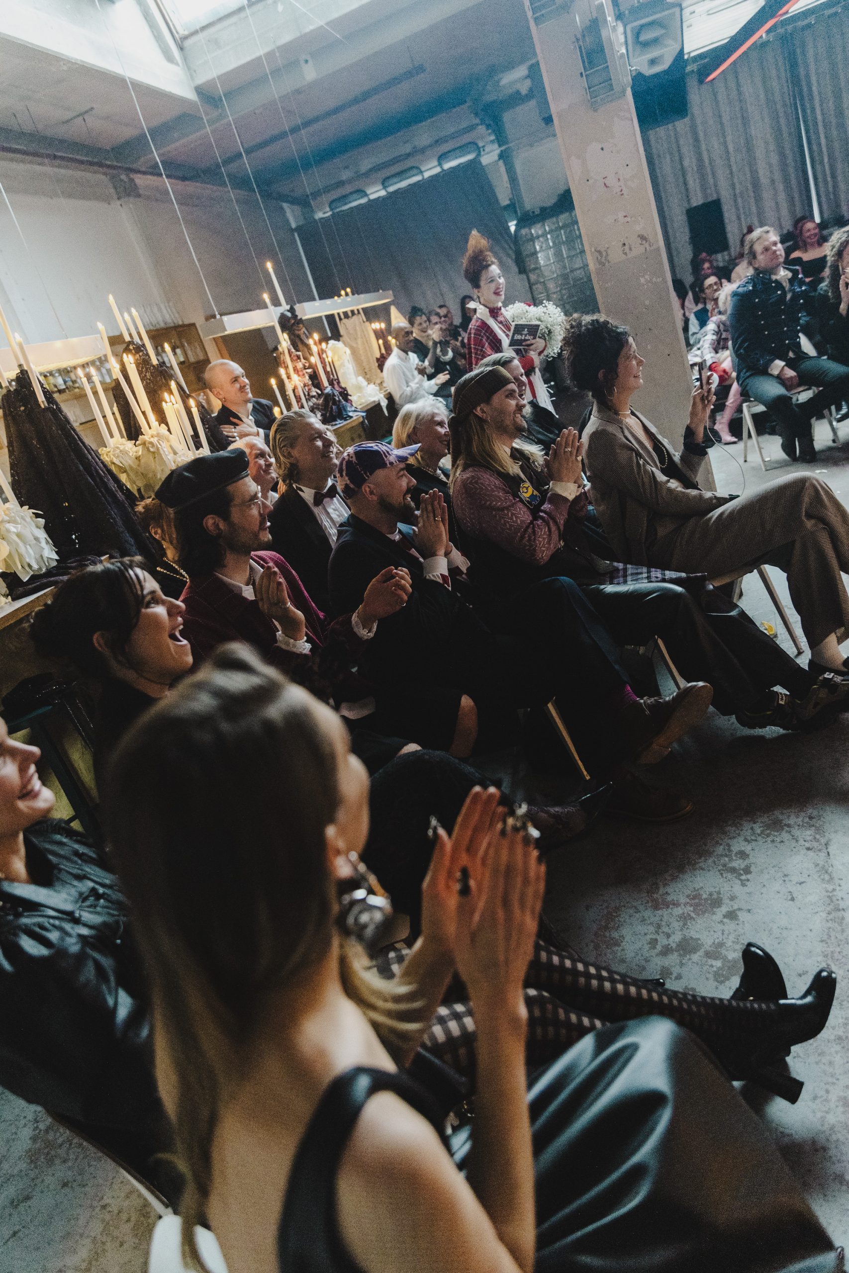 De bruiloft van Erin en Joey in de stijl van Vivienne Westwood