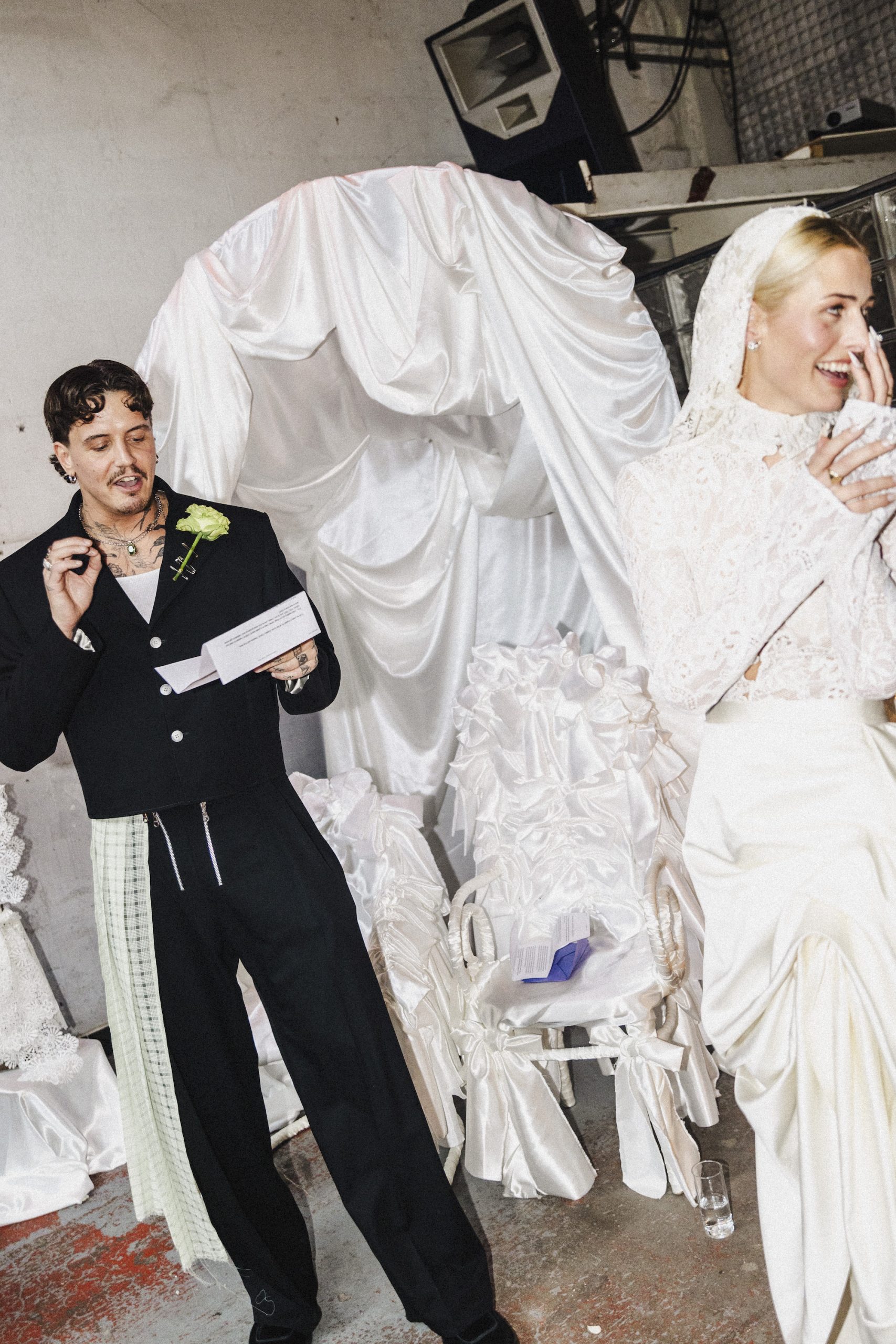 De bruiloft van Erin en Joey in de stijl van Vivienne Westwood