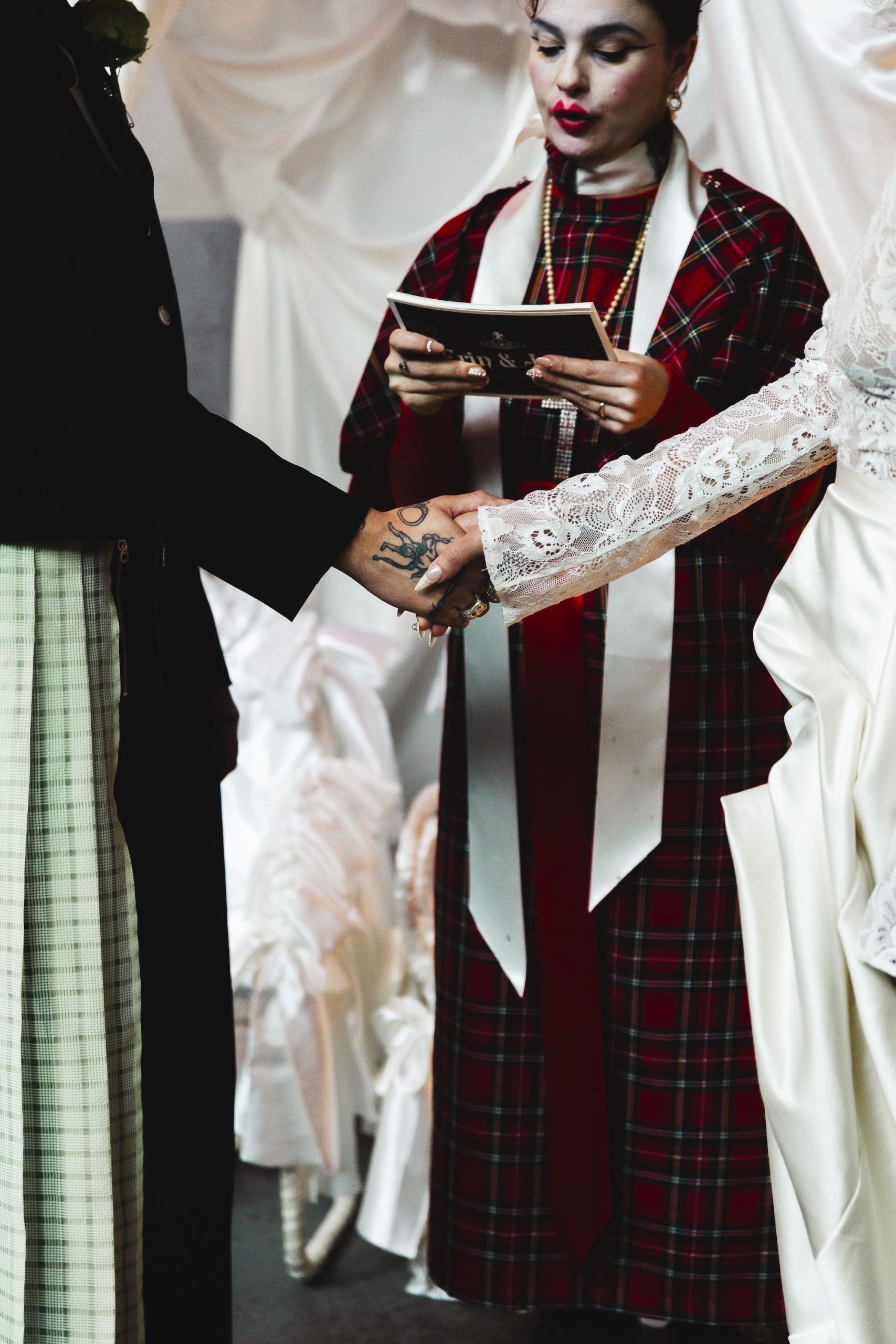 De bruiloft van Erin en Joey in de stijl van Vivienne Westwood