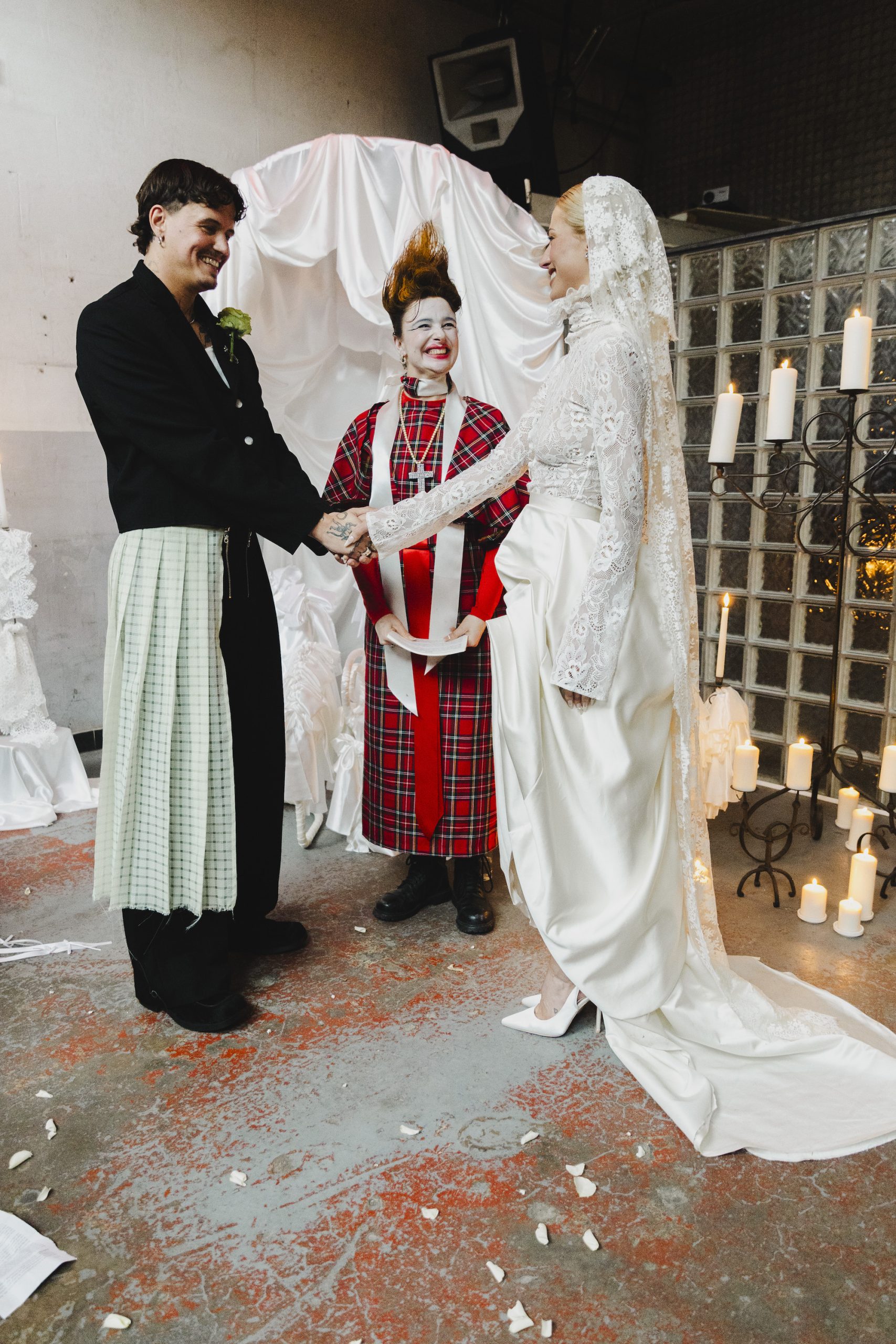 De bruiloft van Erin en Joey in de stijl van Vivienne Westwood