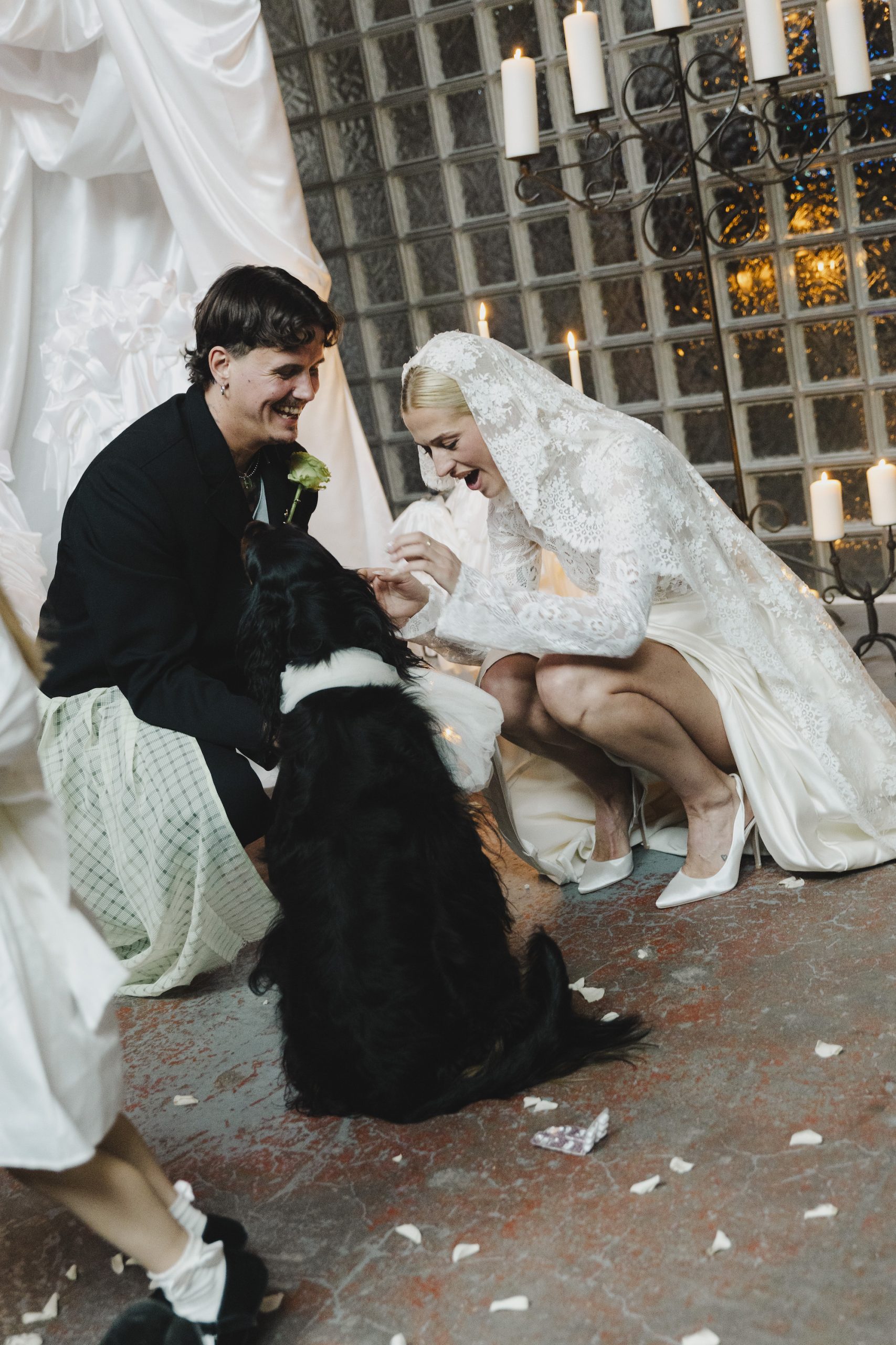 De bruiloft van Erin en Joey in de stijl van Vivienne Westwood