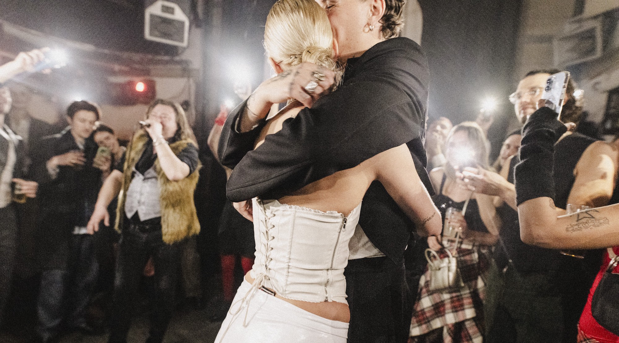 De bruiloft van Erin en Joey in de stijl van Vivienne Westwood