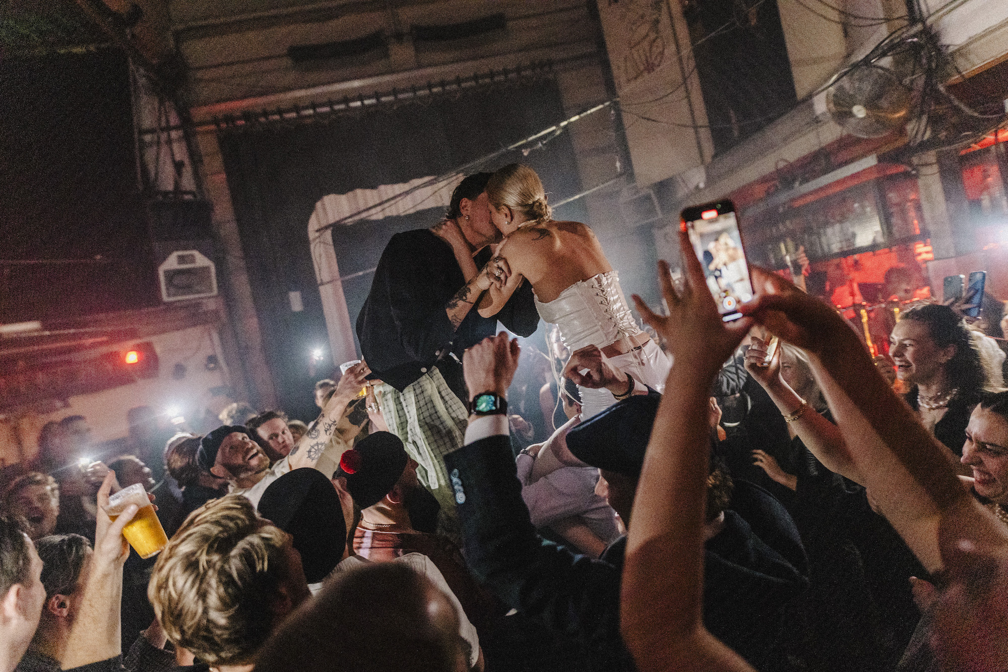 De bruiloft van Erin en Joey in de stijl van Vivienne Westwood