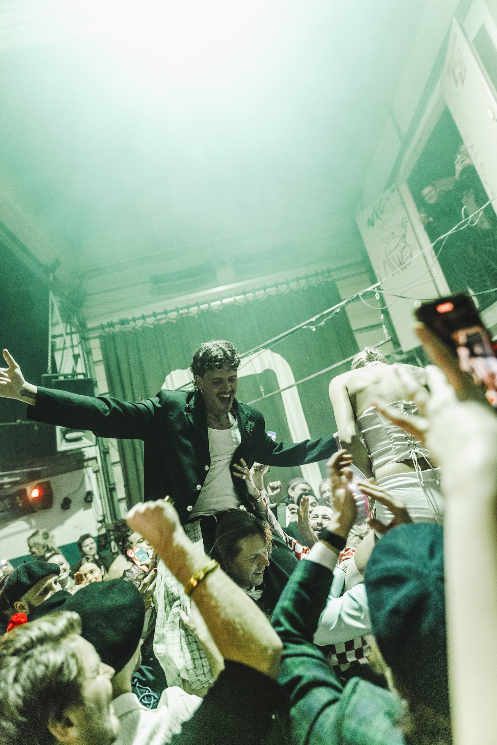 De bruiloft van Erin en Joey in de stijl van Vivienne Westwood