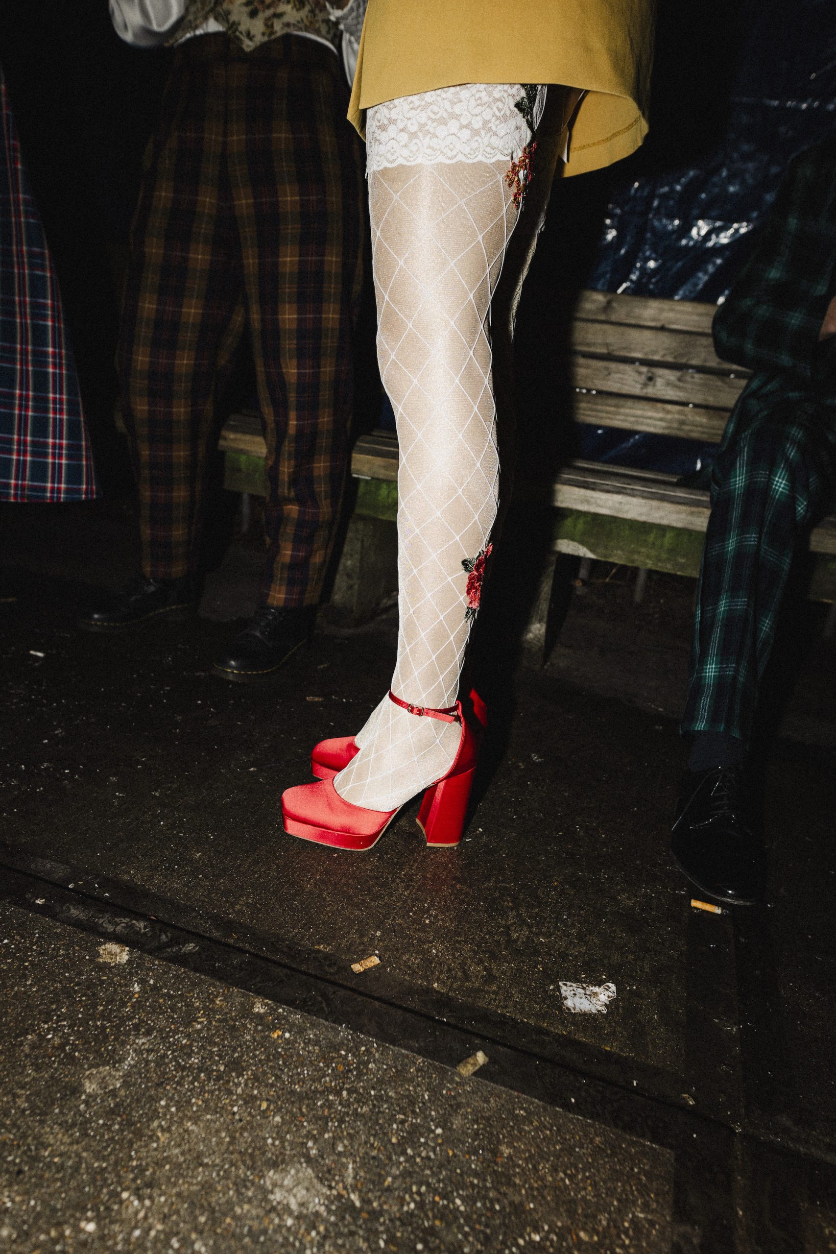 Schoenen van gasten op het huwelijksfeest van Erin en Joey