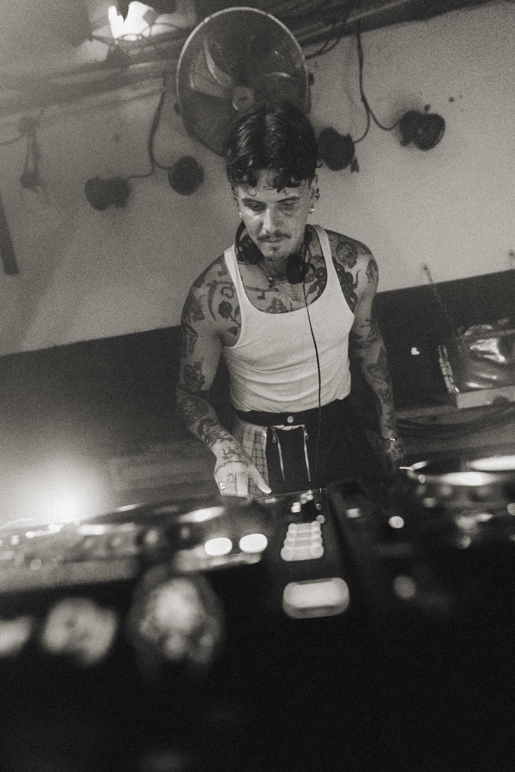 De bruiloft van Erin en Joey in de stijl van Vivienne Westwood