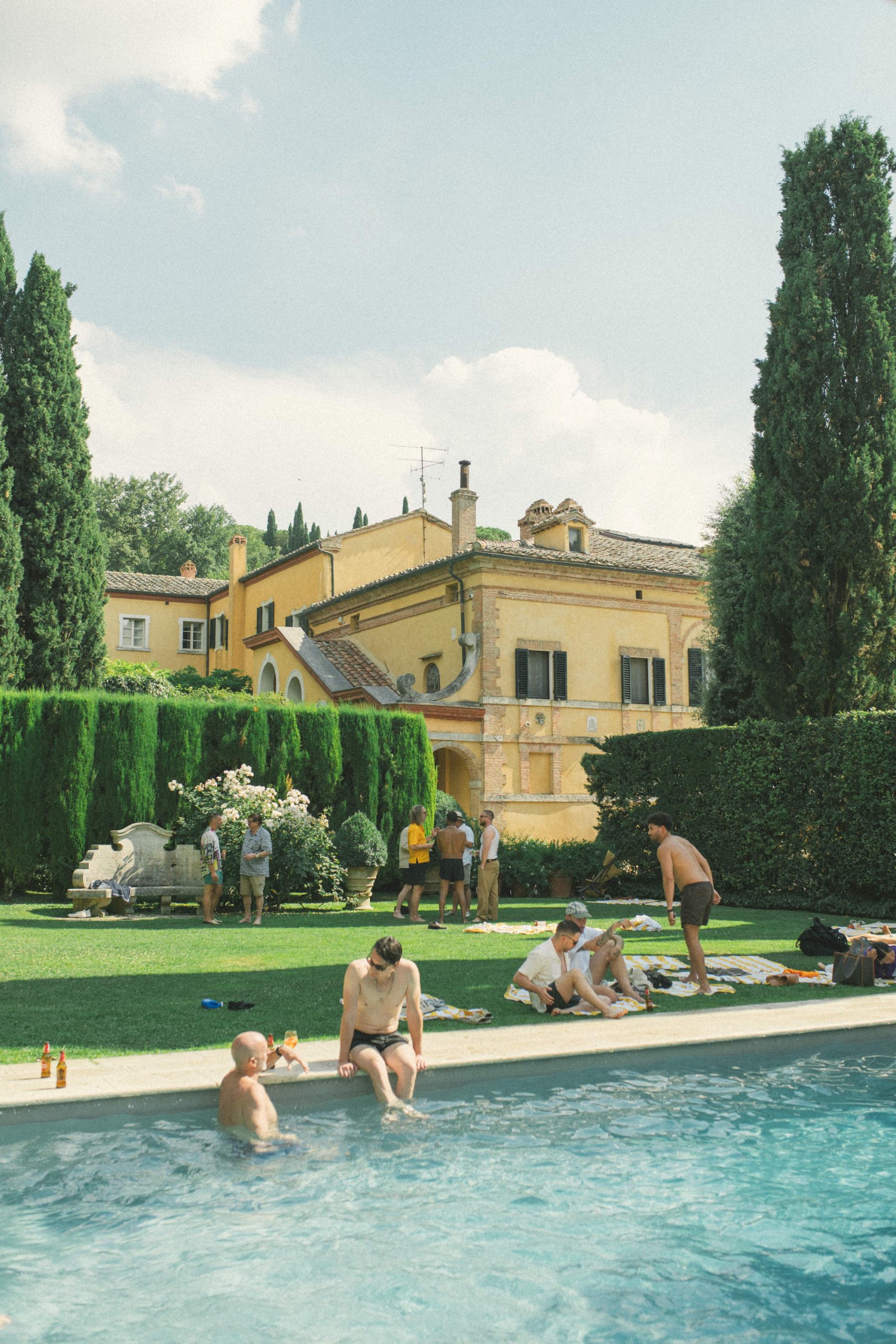 De bruiloft van Samantha en Justin in de villa uit Succession