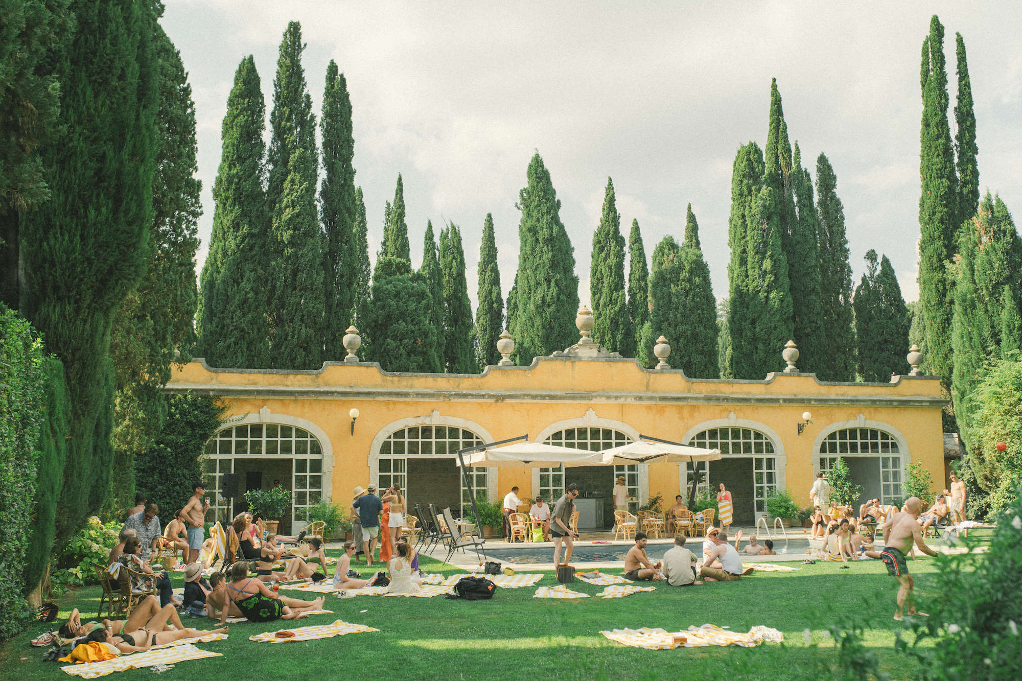 De bruiloft van Samantha en Justin in de villa uit Succession