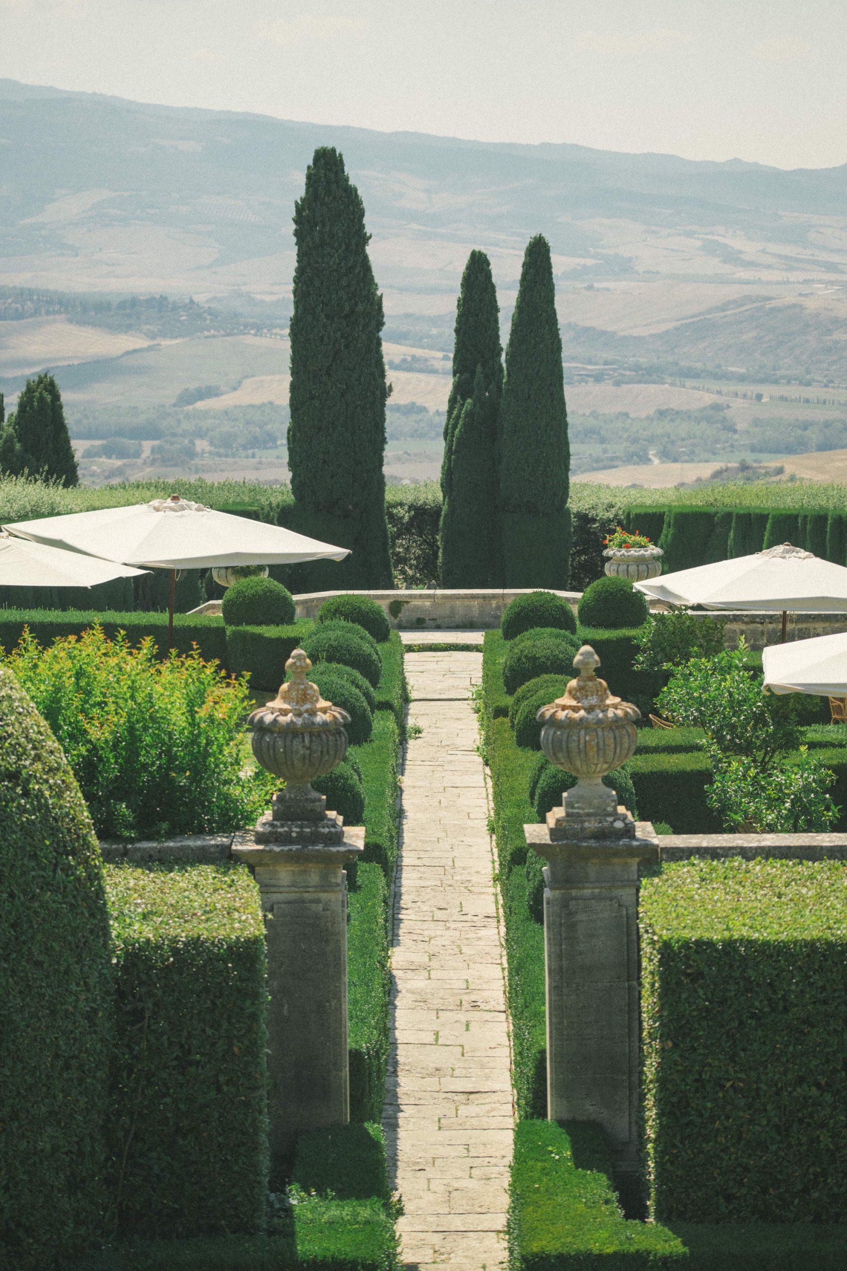 De bruiloft van Samantha en Justin in de villa uit Succession