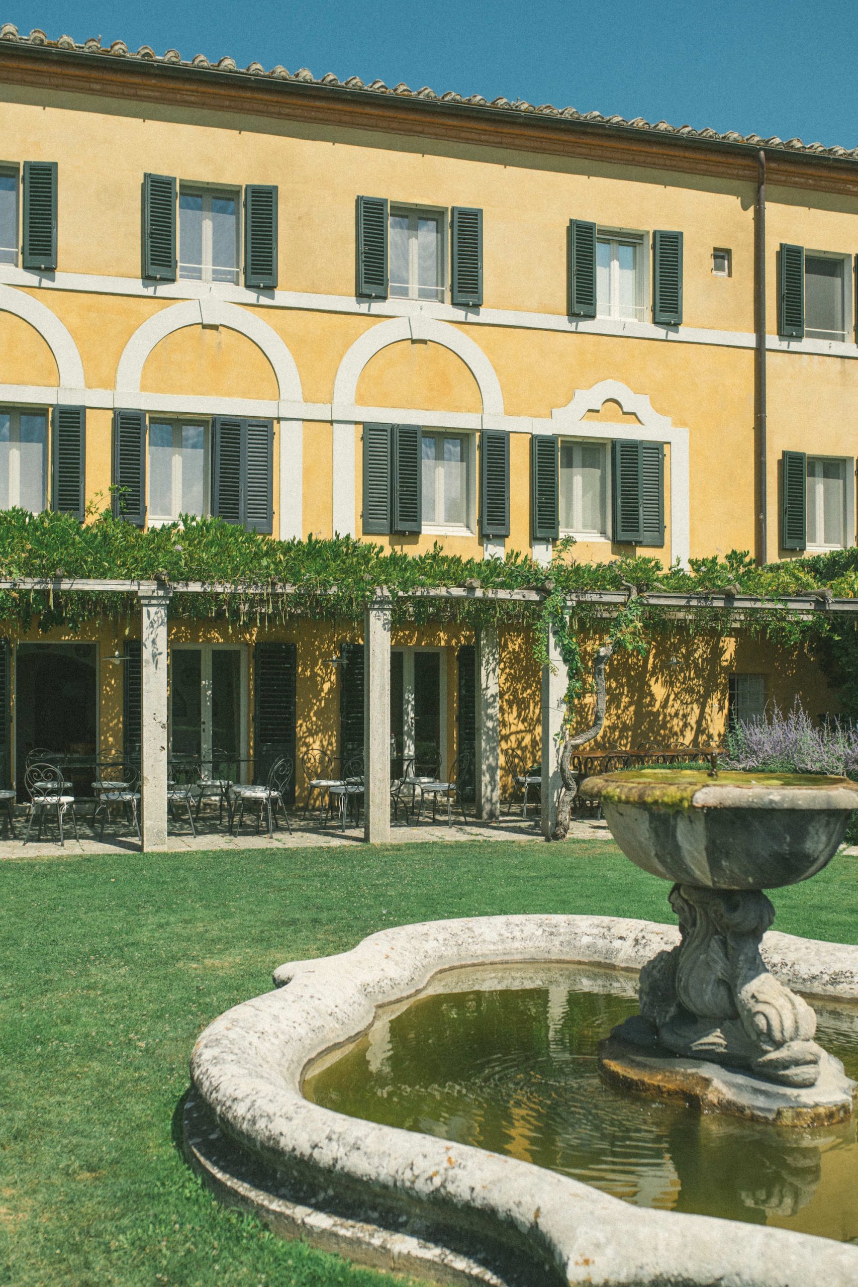 De bruiloft van Samantha en Justin in de villa uit Succession