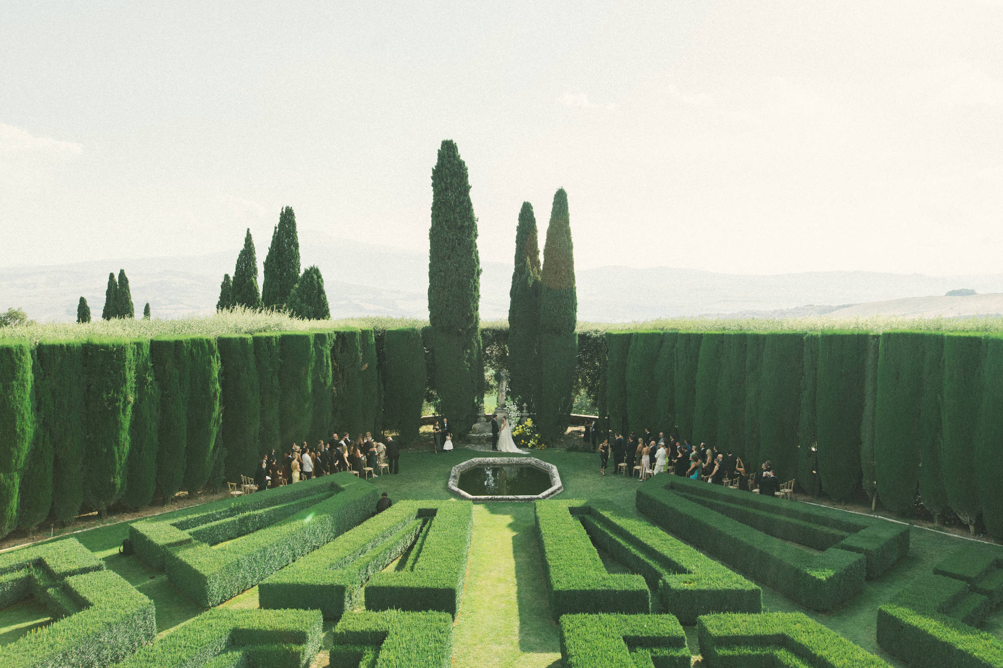 De bruiloft van Samantha en Justin in de villa uit Succession