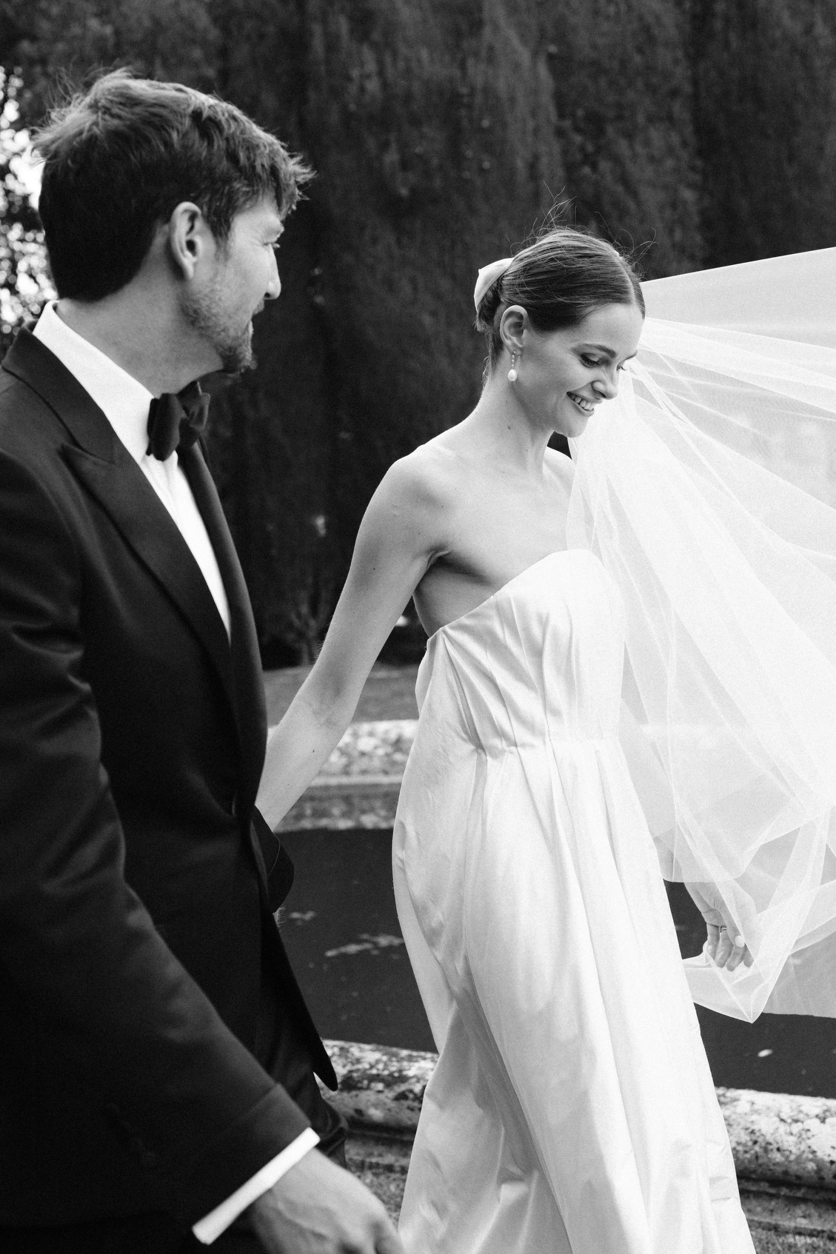 De bruiloft van Samantha en Justin in de villa uit Succession