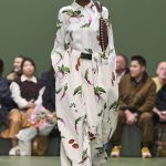 Loewe herfst-winter 2024 collectie met gezonde groente op jurk