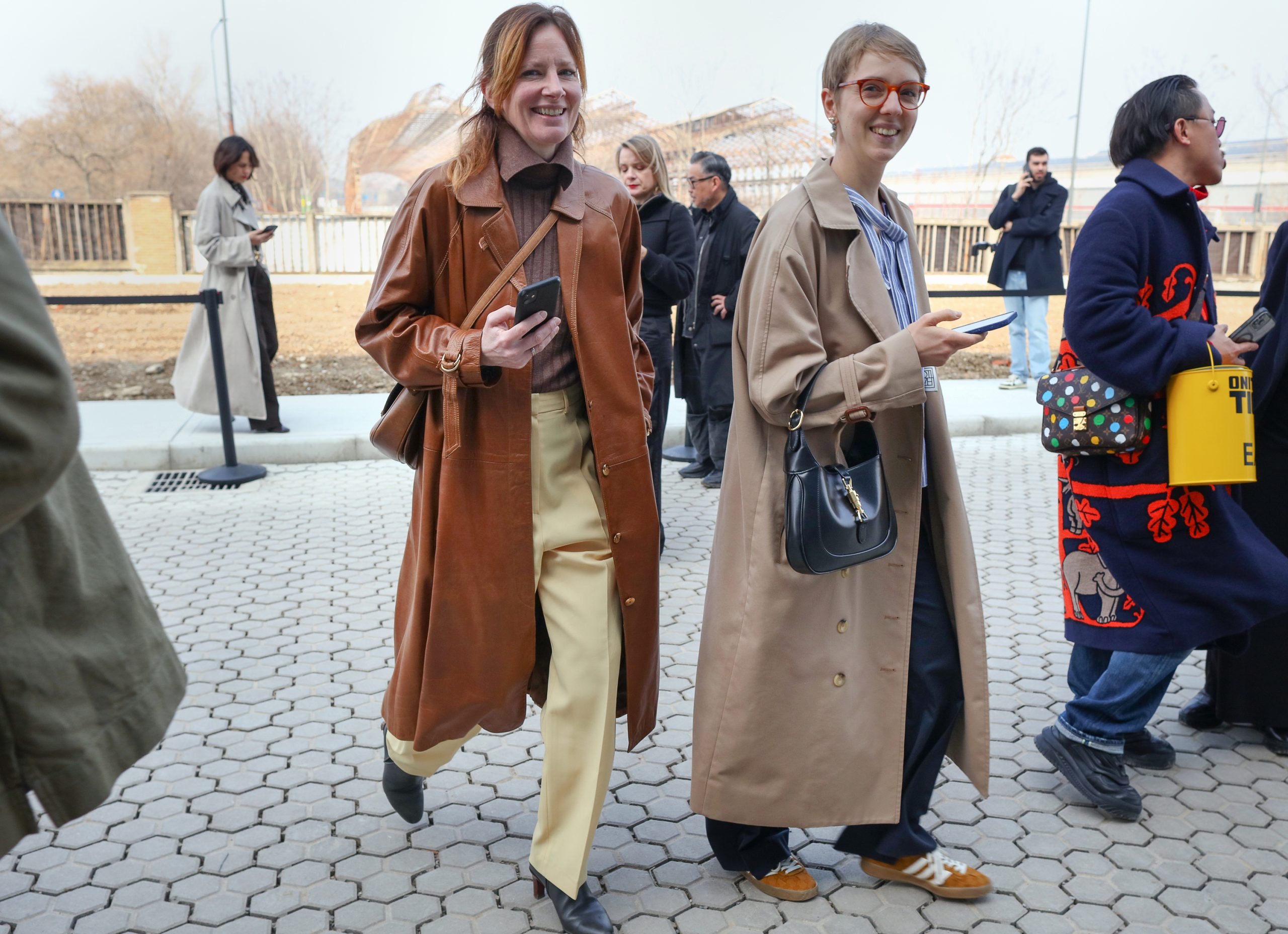Streetstyle Milan Fashion Week leren trenchcoat